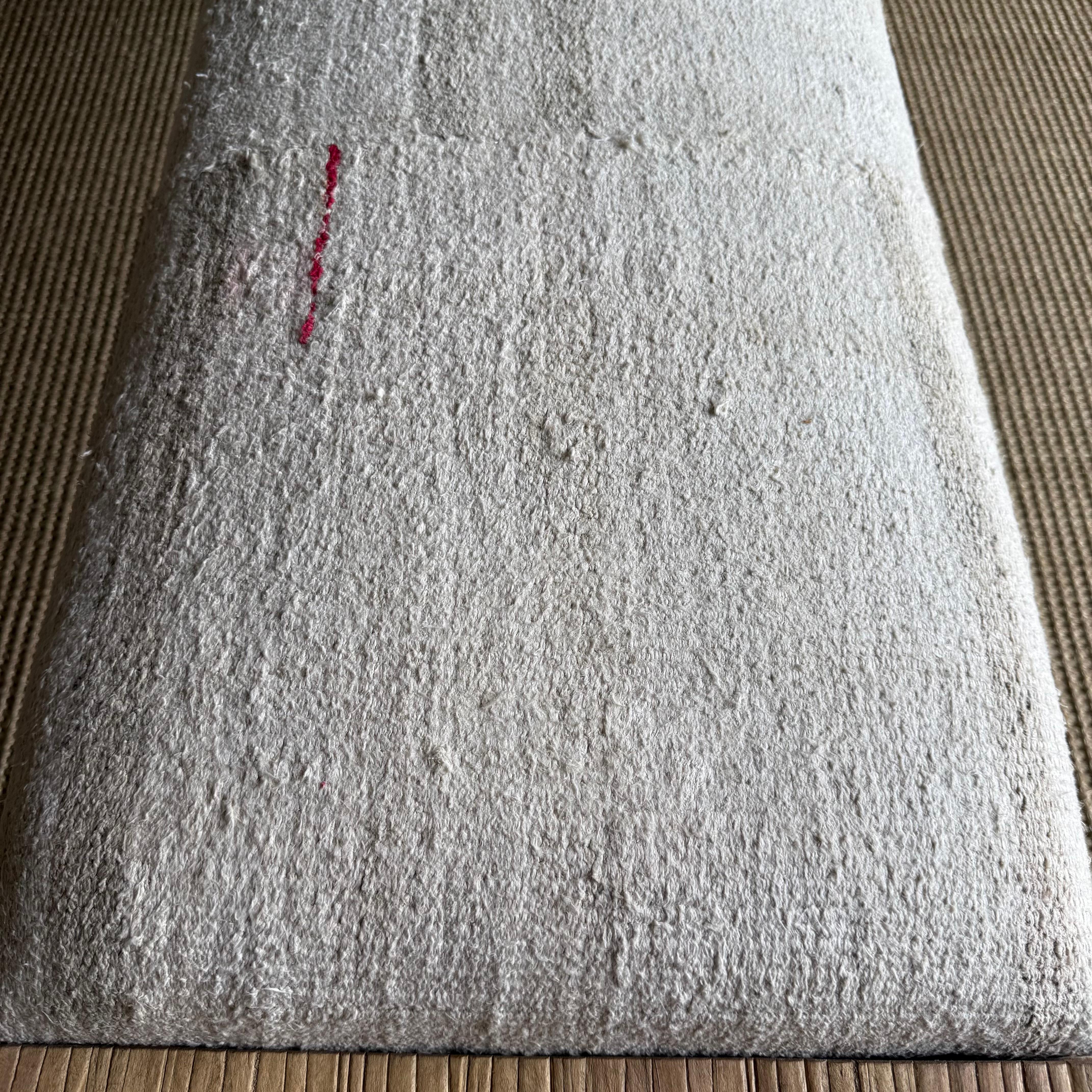 Banc Casi en bois d'orme récupéré avec tapisserie de tapis vintage par Bloom Home Inc en vente 6