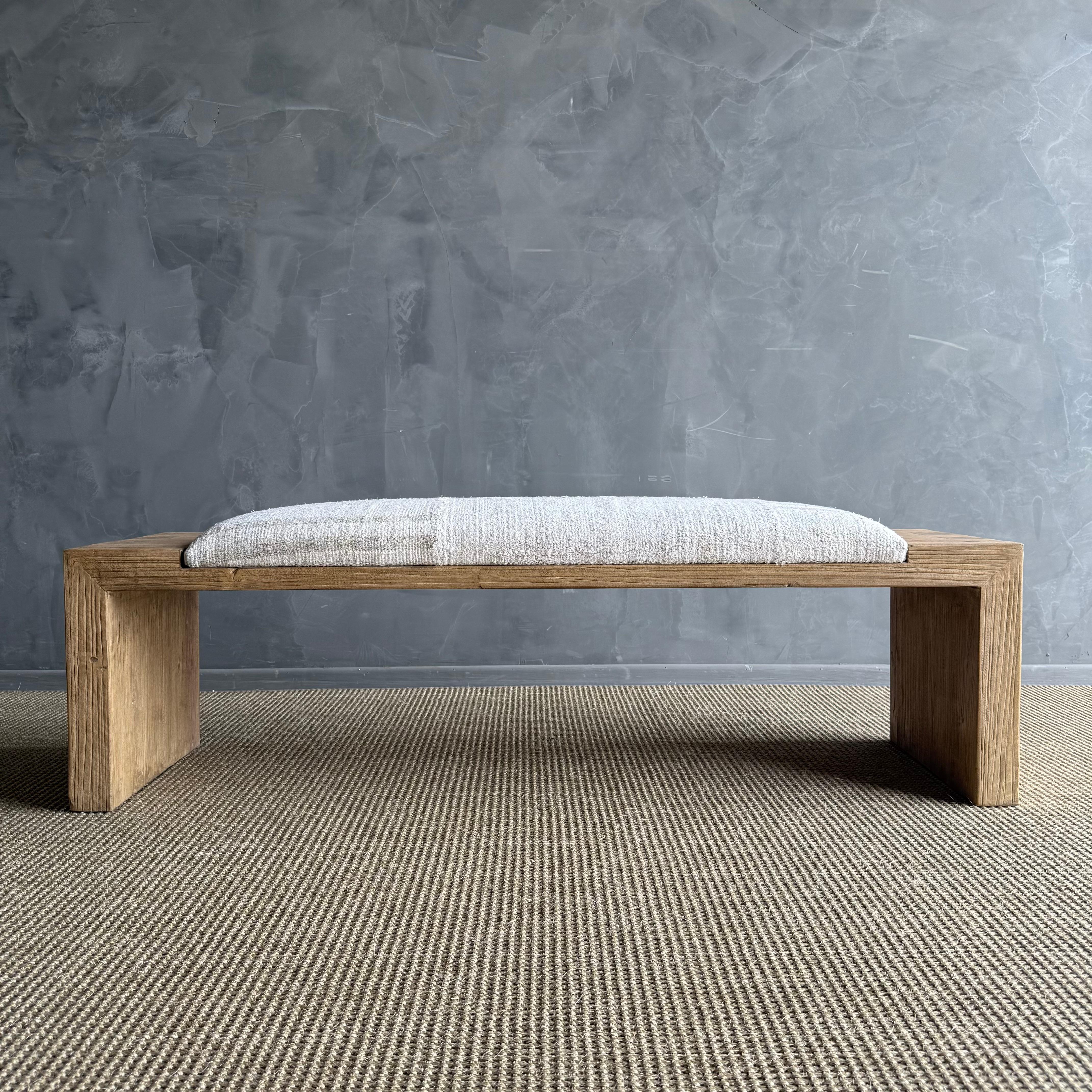 Banc Casi Elm 

Les méthodes de construction artisanales mettent en valeur le magnifique veinage du bois d'orme ainsi que les nœuds et les fissures de sa vie passée. Les matériaux les plus authentiques sont sélectionnés à la main, et des heures de