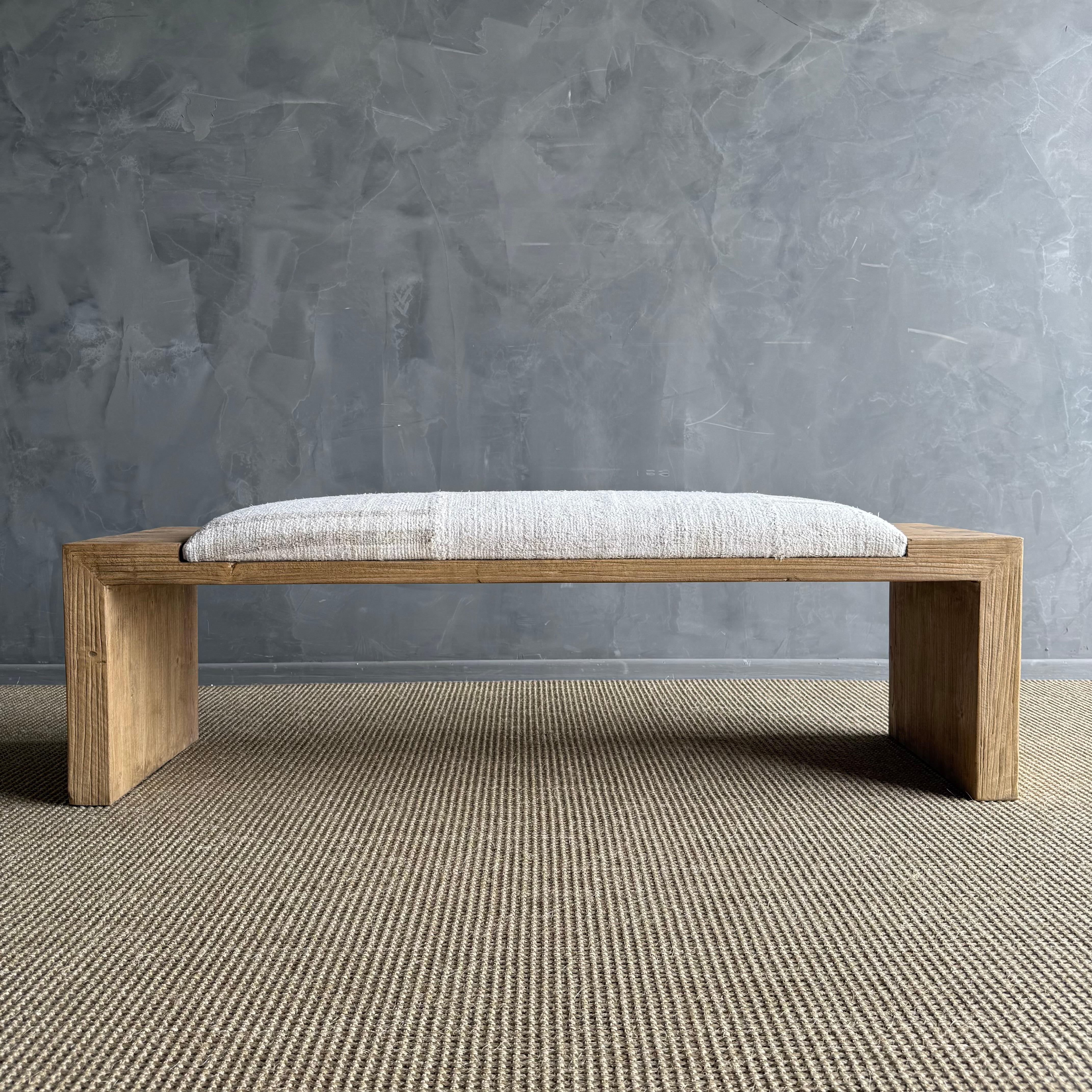 Organique Banc Casi en bois d'orme récupéré avec tapisserie de tapis vintage par Bloom Home Inc en vente