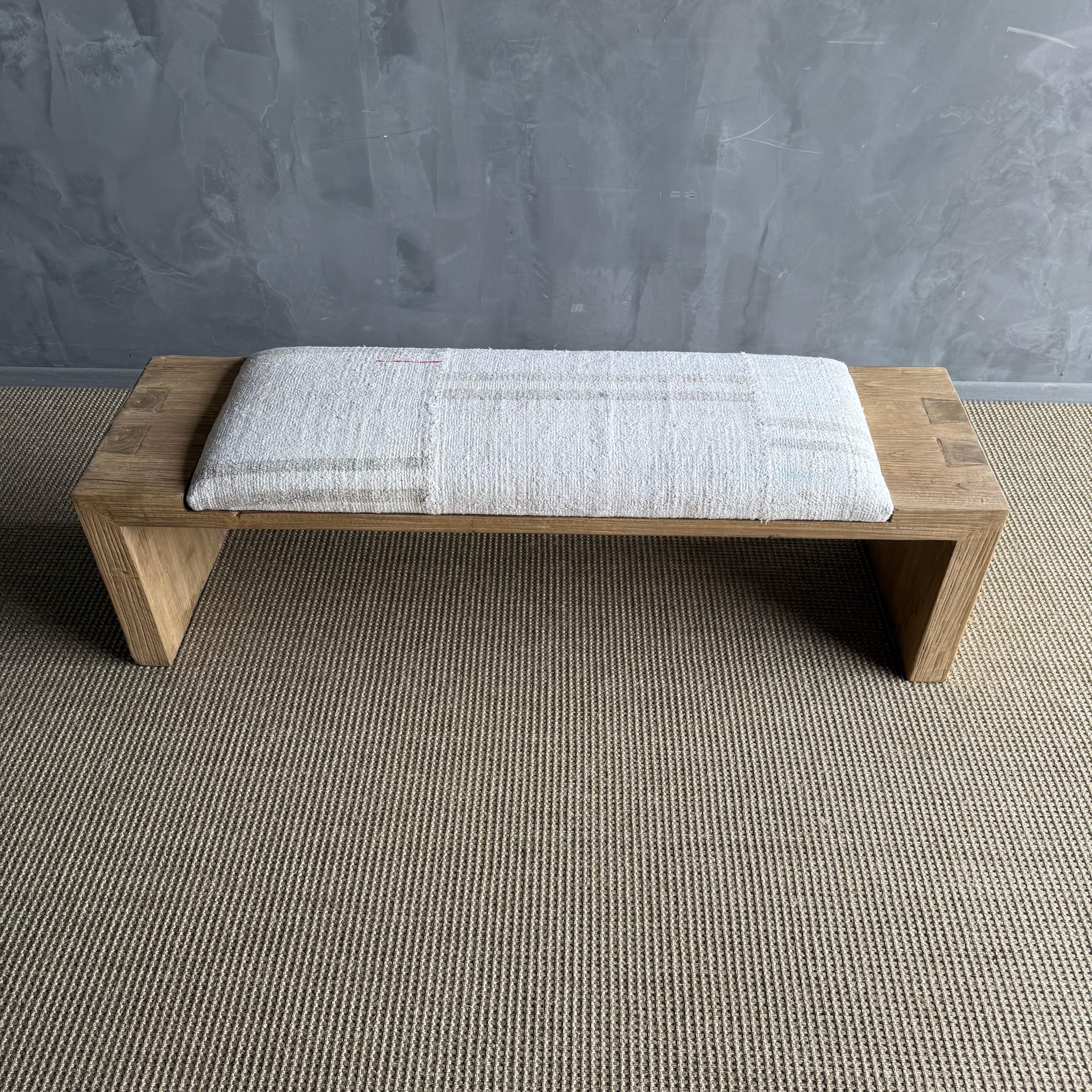 Américain Banc Casi en bois d'orme récupéré avec tapisserie de tapis vintage par Bloom Home Inc en vente
