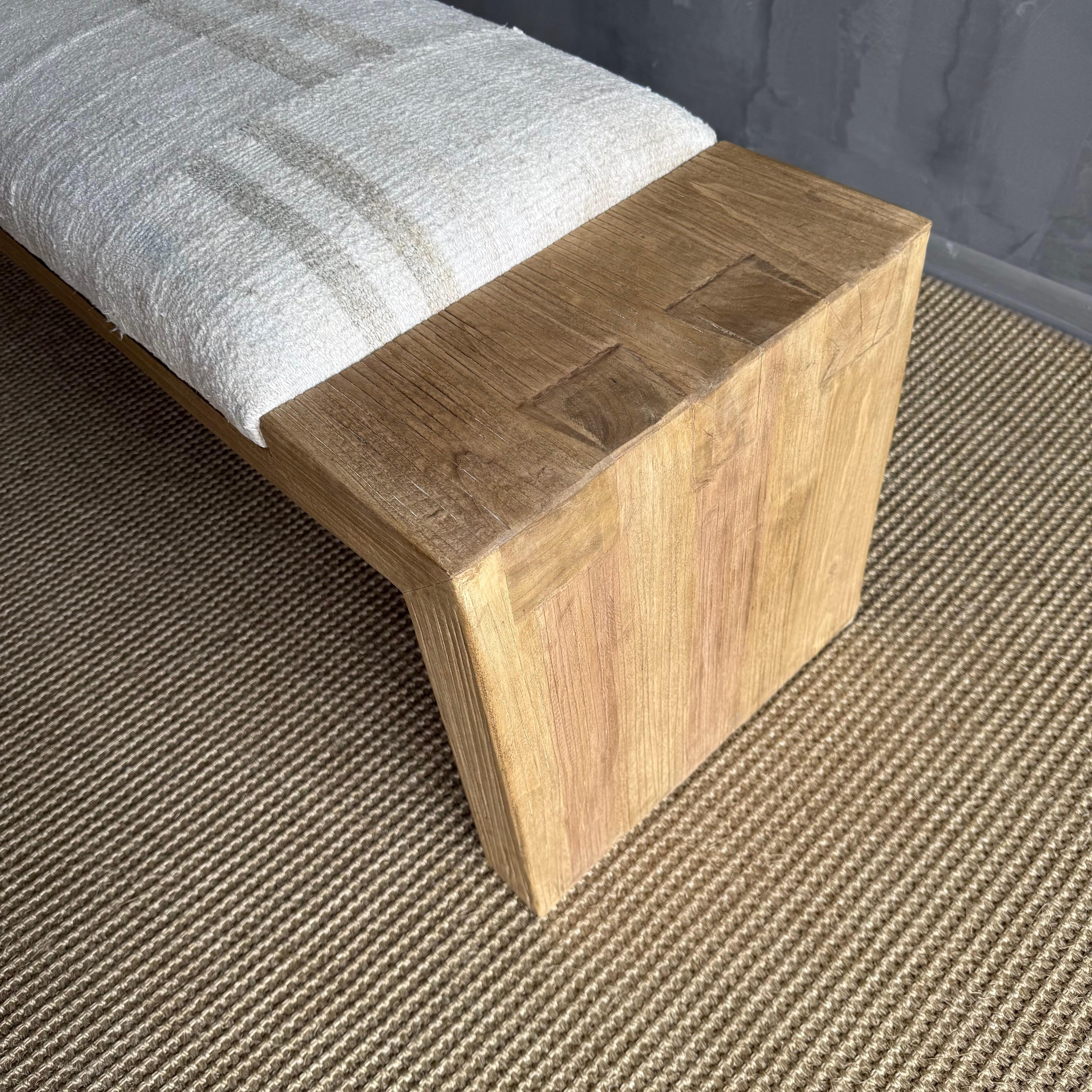 Banc Casi en bois d'orme récupéré avec tapisserie de tapis vintage par Bloom Home Inc Neuf - En vente à Old Town Orange, CA