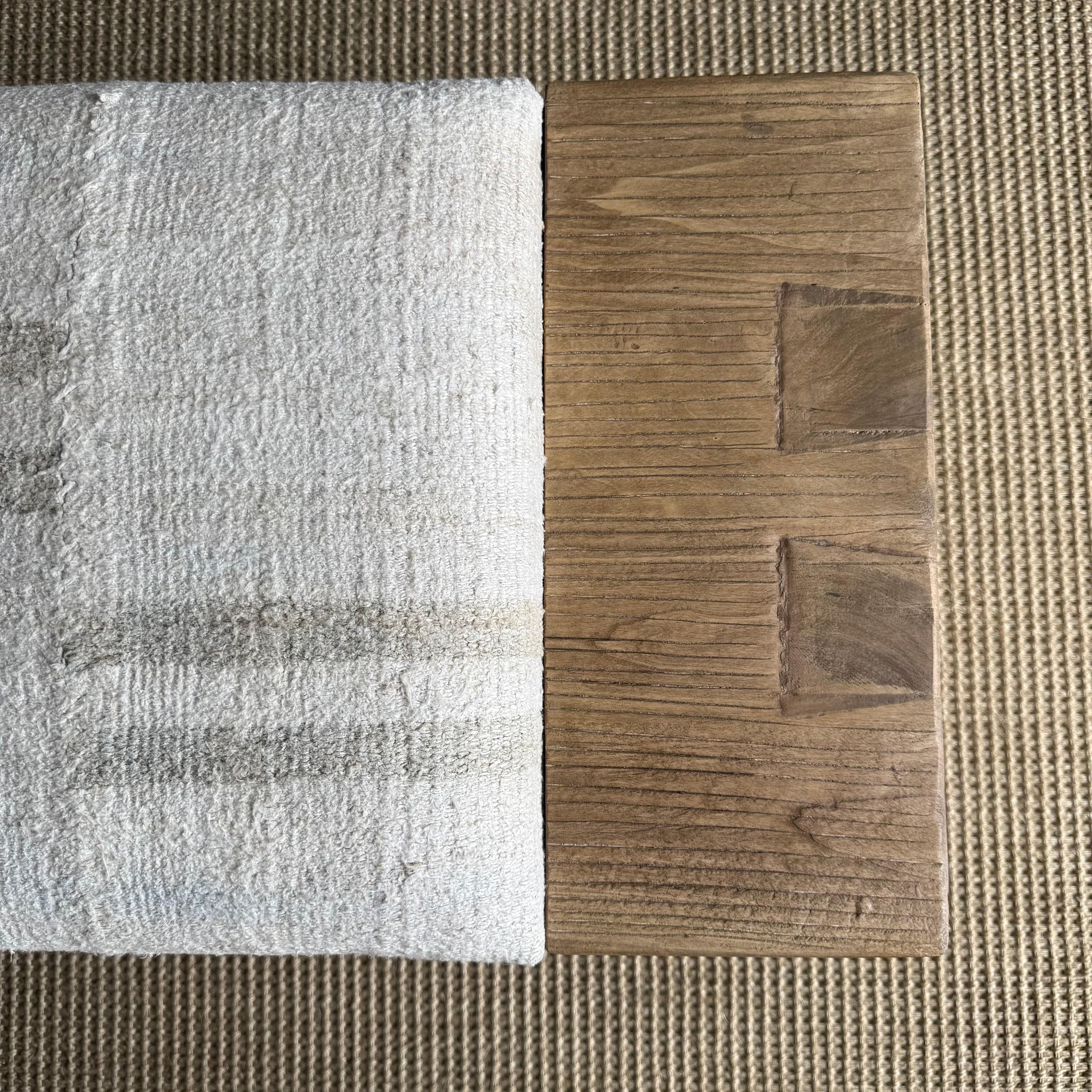 XXIe siècle et contemporain Banc Casi en bois d'orme récupéré avec tapisserie de tapis vintage par Bloom Home Inc en vente