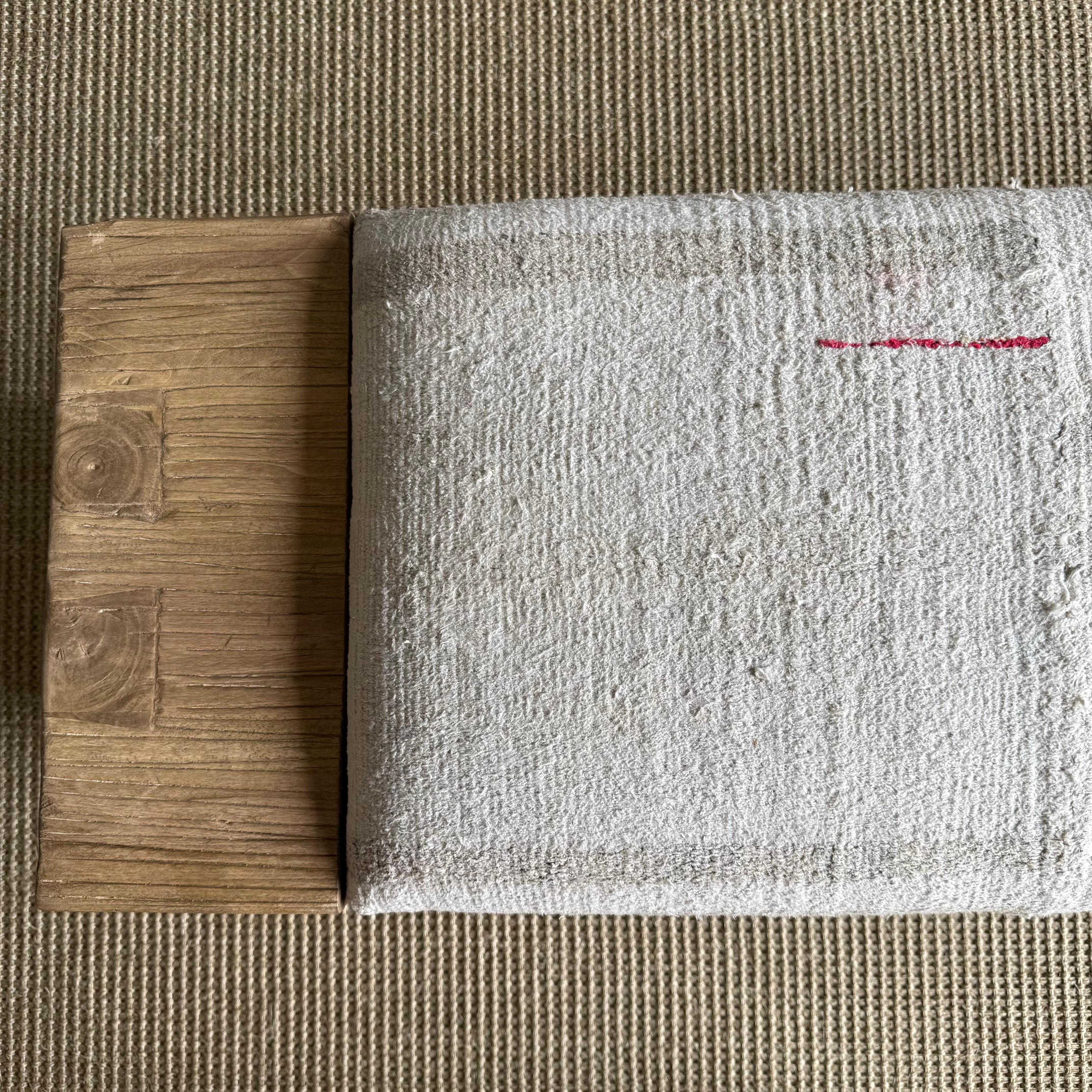 Banc Casi en bois d'orme récupéré avec tapisserie de tapis vintage par Bloom Home Inc en vente 1