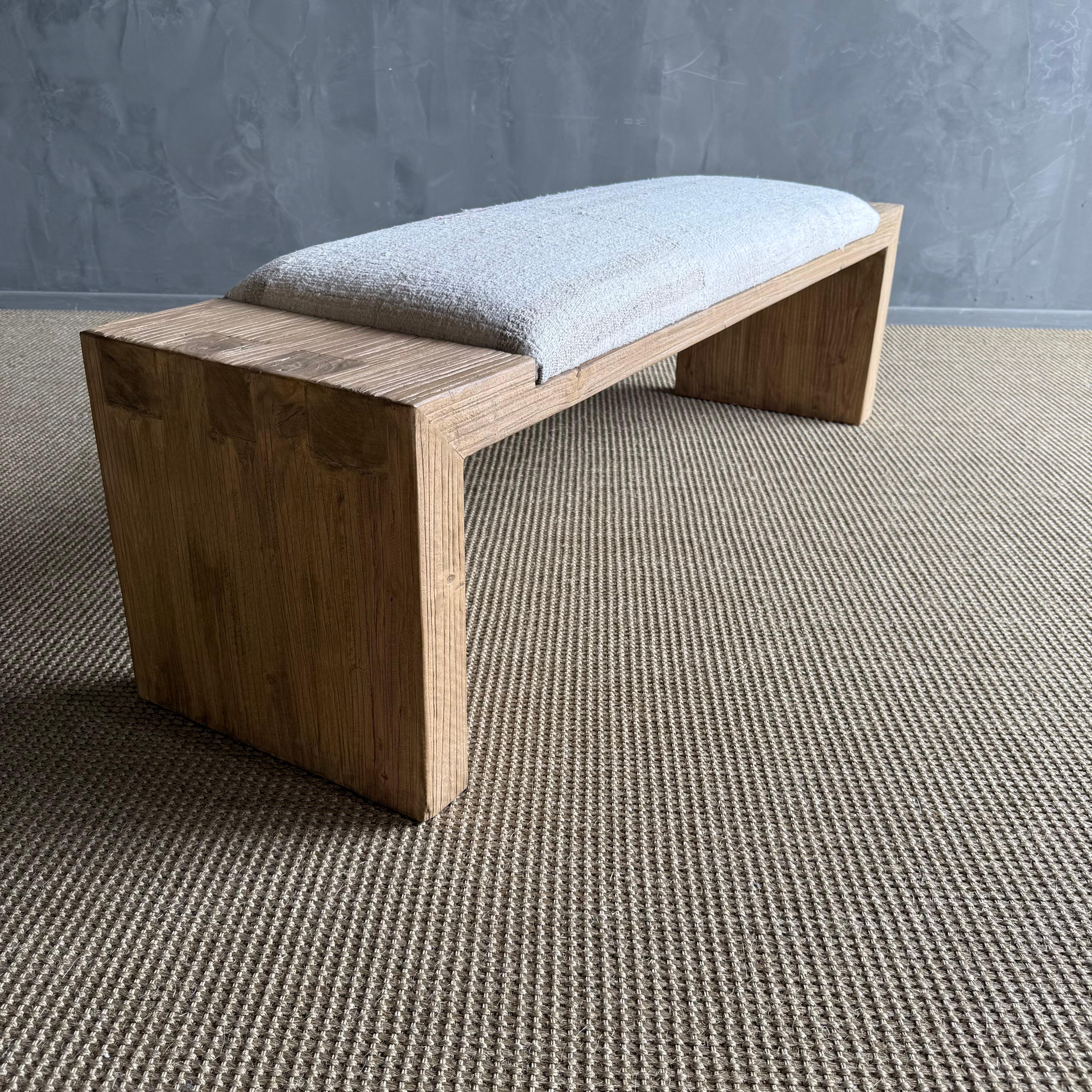 Banc Casi en bois d'orme récupéré avec tapisserie de tapis vintage par Bloom Home Inc en vente 2