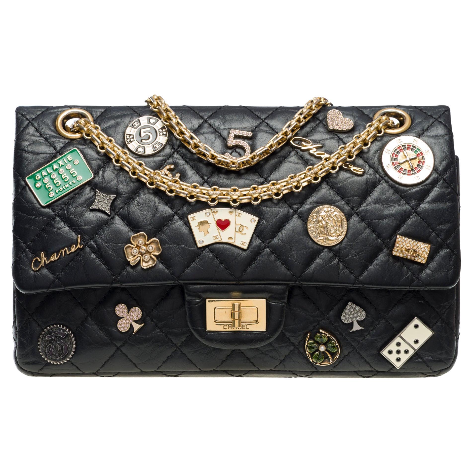 Casino Charms 2.55 Bolso Chanel con doble solapa en piel negra, AGHW en venta
