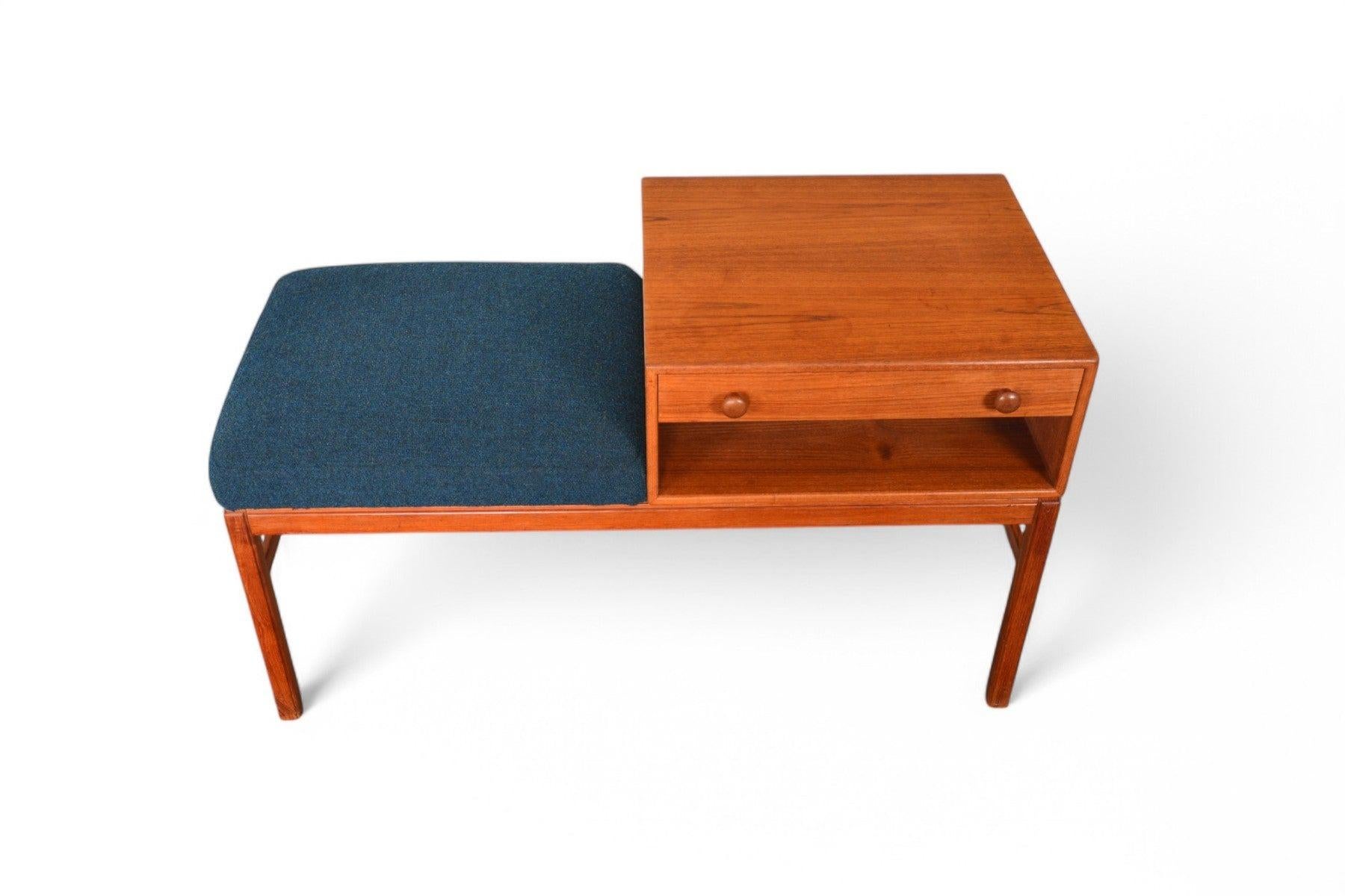 Origine: Danimarca
Designer: Sven Engström & Gunnar Myrstrand
Produttore: Bra Bohag, Tingströms
Epoca: anni '60
Materiali: Teak
Misure: 39,75″ di larghezza x 17,75″ di profondità x 23,25″ di altezza, Seduta: 18