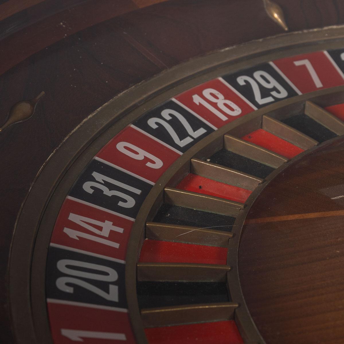 Une roue de roulette de casino montée dans une table basse en vente 9