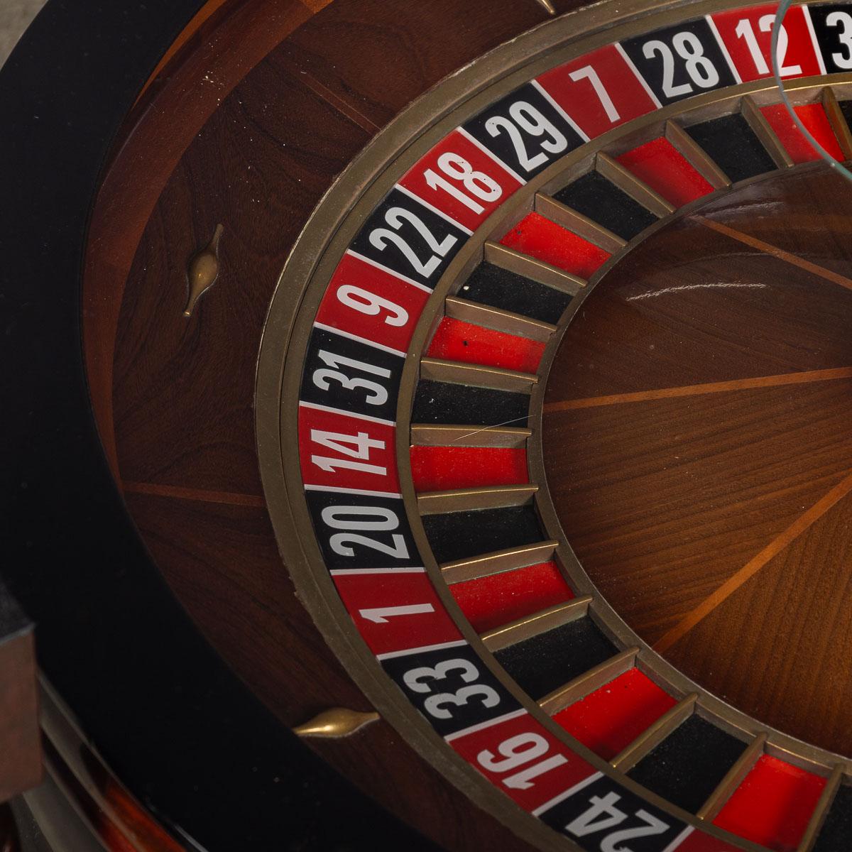 Casino Roulette Wheel Mounted Within A Coffee Table In Good Condition For Sale In Royal Tunbridge Wells, Kent