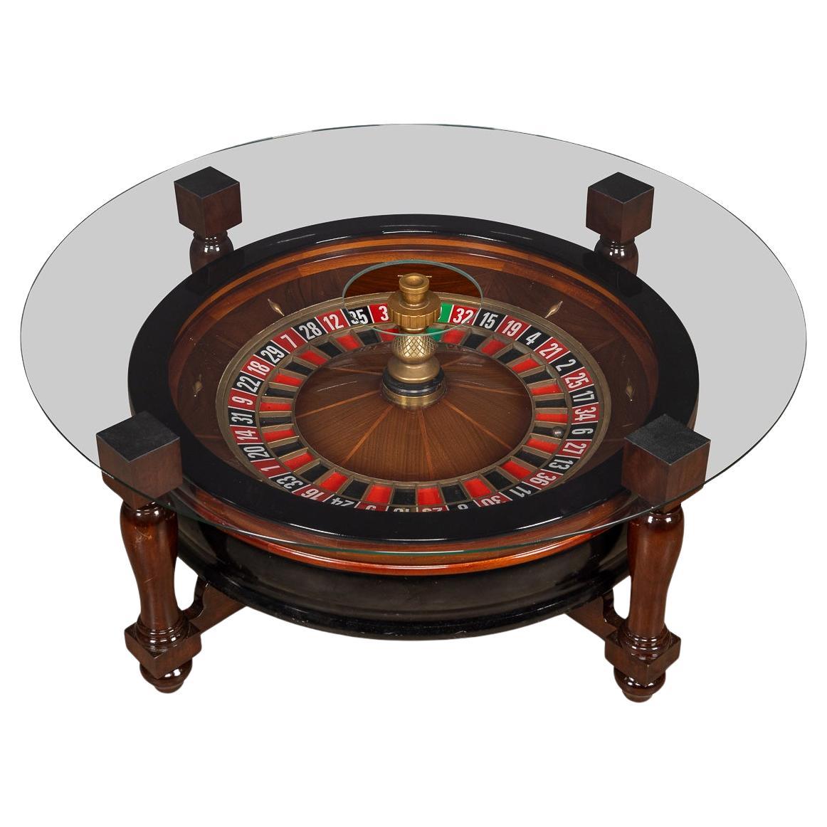 Une roue de roulette de casino montée dans une table basse en vente