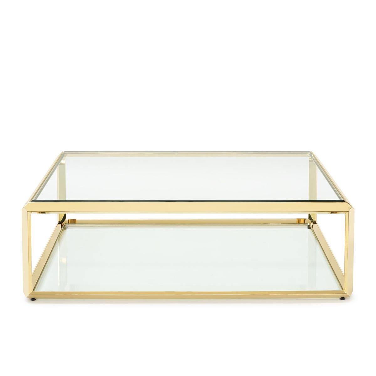 Table basse casiopee avec structure en finition dorée,
avec plateau en verre biseauté en haut et en bas de la table basse.