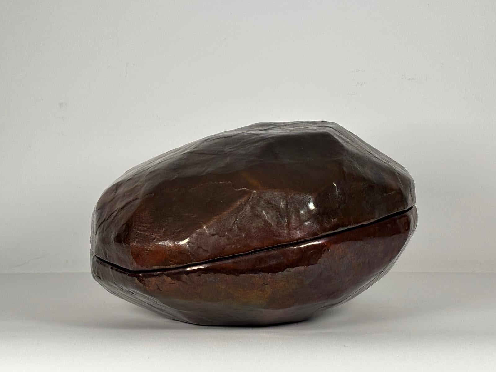 Modèle de sculpture de cercueil Sasso conçu et réalisé par Giorgio Vigna.
En cuivre, signature et date sur le bord intérieur.

Biographie
Giorgio Vigna est né à Vérone en 1955 et s'est formé artistiquement entre sa ville natale, Venise, Rome et