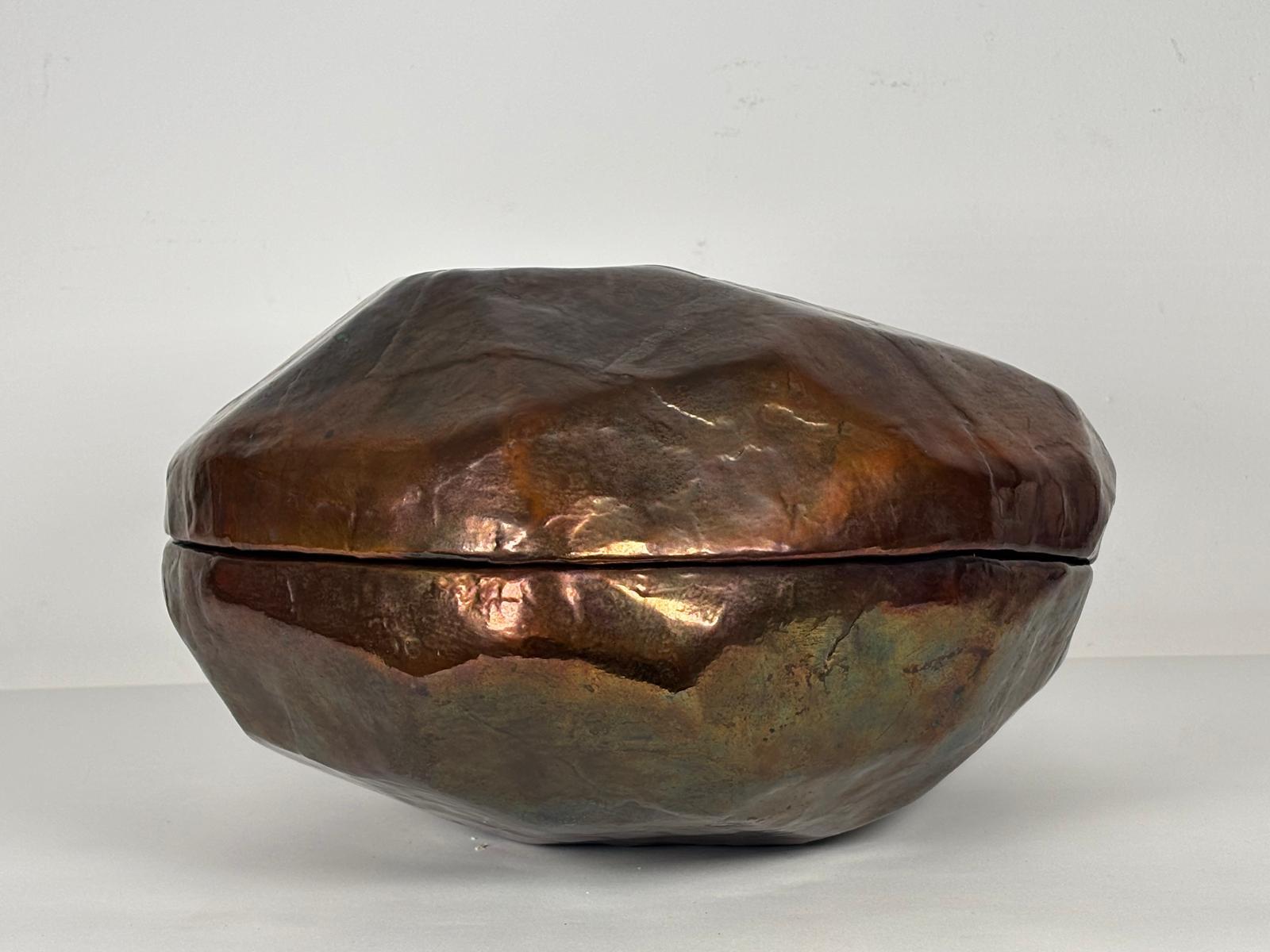 Cuivre Sculpture de cercueil Modèle Sasso par Giorgio Vigna en vente