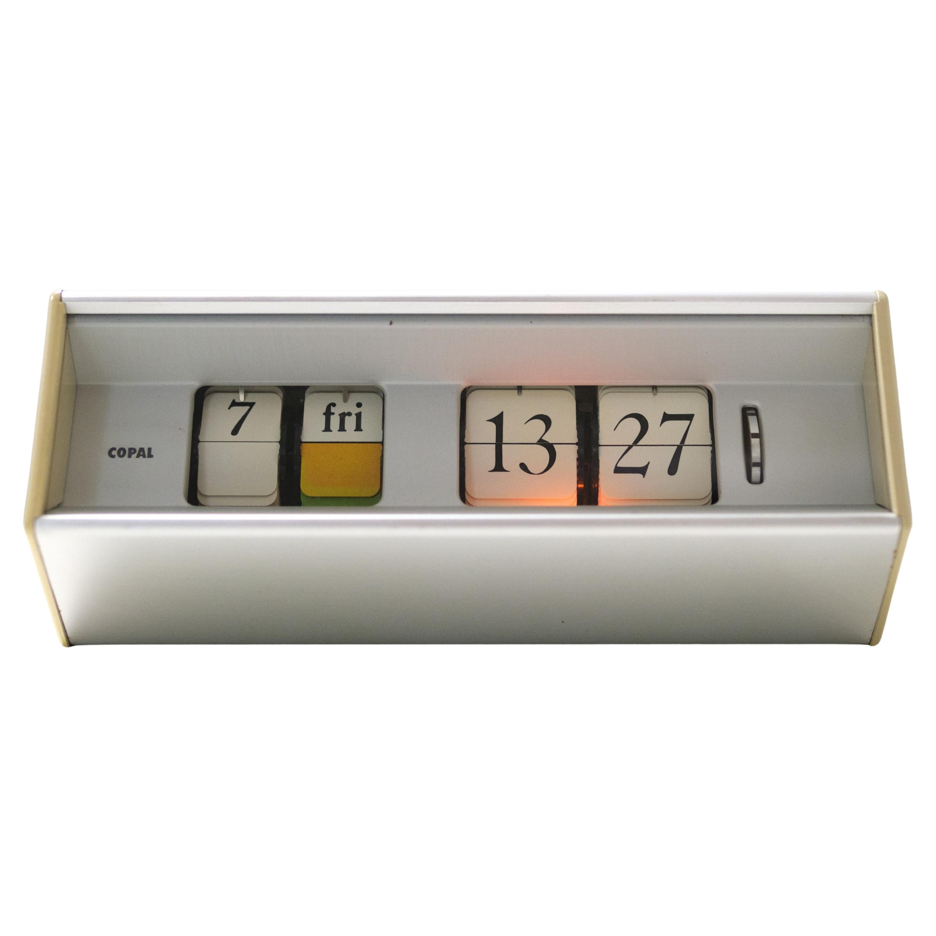One of the most elaborate flip clocks by Copal from Japan with day and date besides the time. This model 601 is in great shape and has a proper space age design with complete aluminum middle piece, real glass display . It hardly shows any signs of