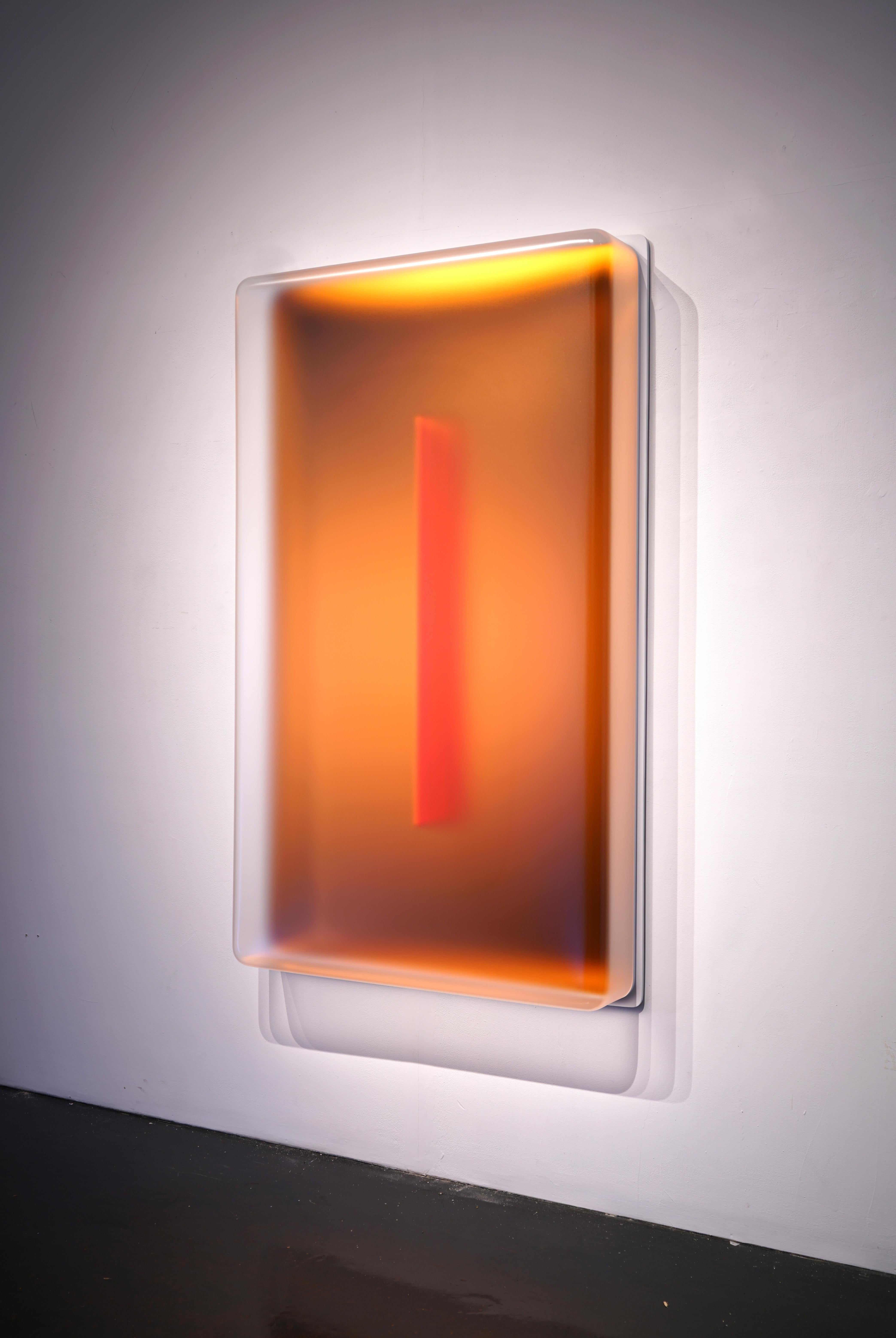 Licht-Glyphe (Orange) – Sculpture von Casper Brindle