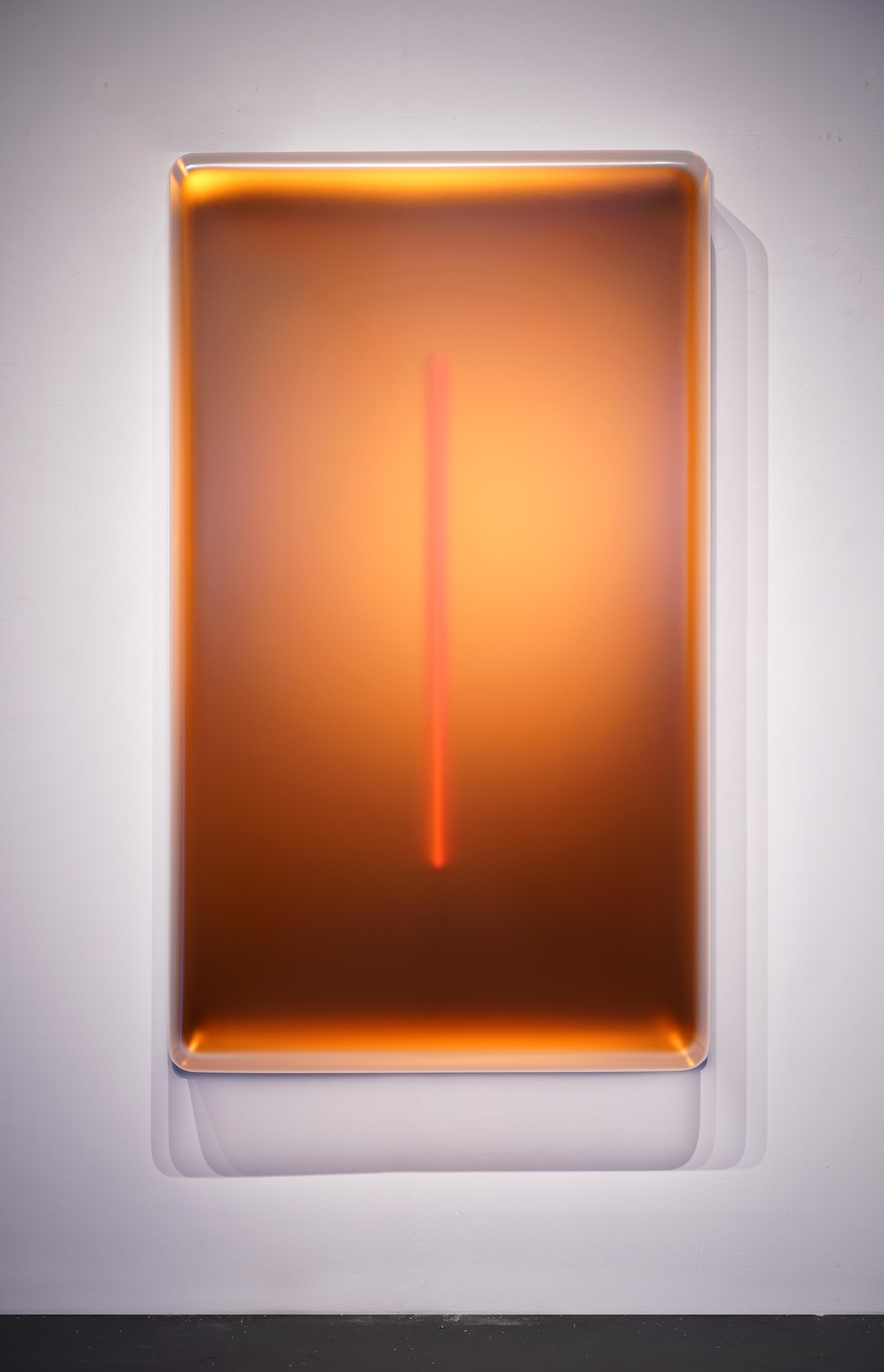 Casper Brindle Abstract Sculpture – Licht-Glyphe (Orange)