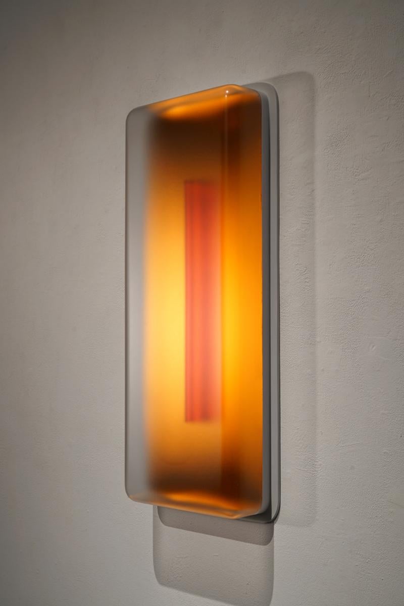 Vacuum-Rauchkugel, vertikale Lichtglocke (Orange) – Sculpture von Casper Brindle