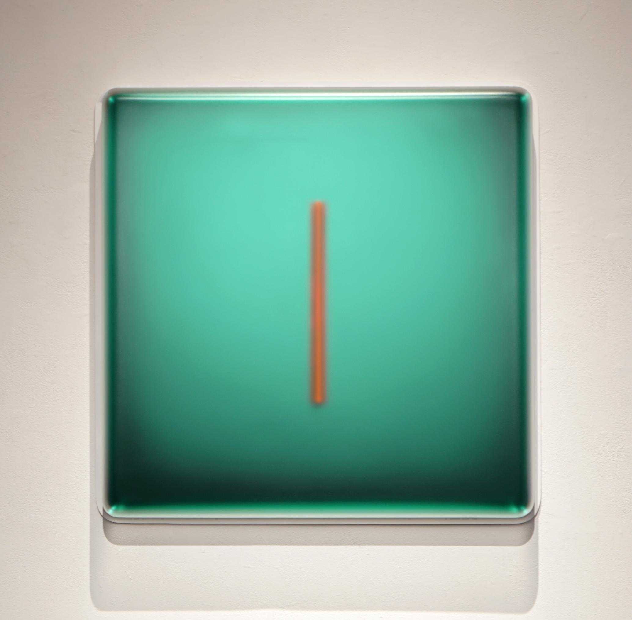 Casper Brindle Abstract Sculpture – Quadratische Glühbirne aus Vacuum (Grün)