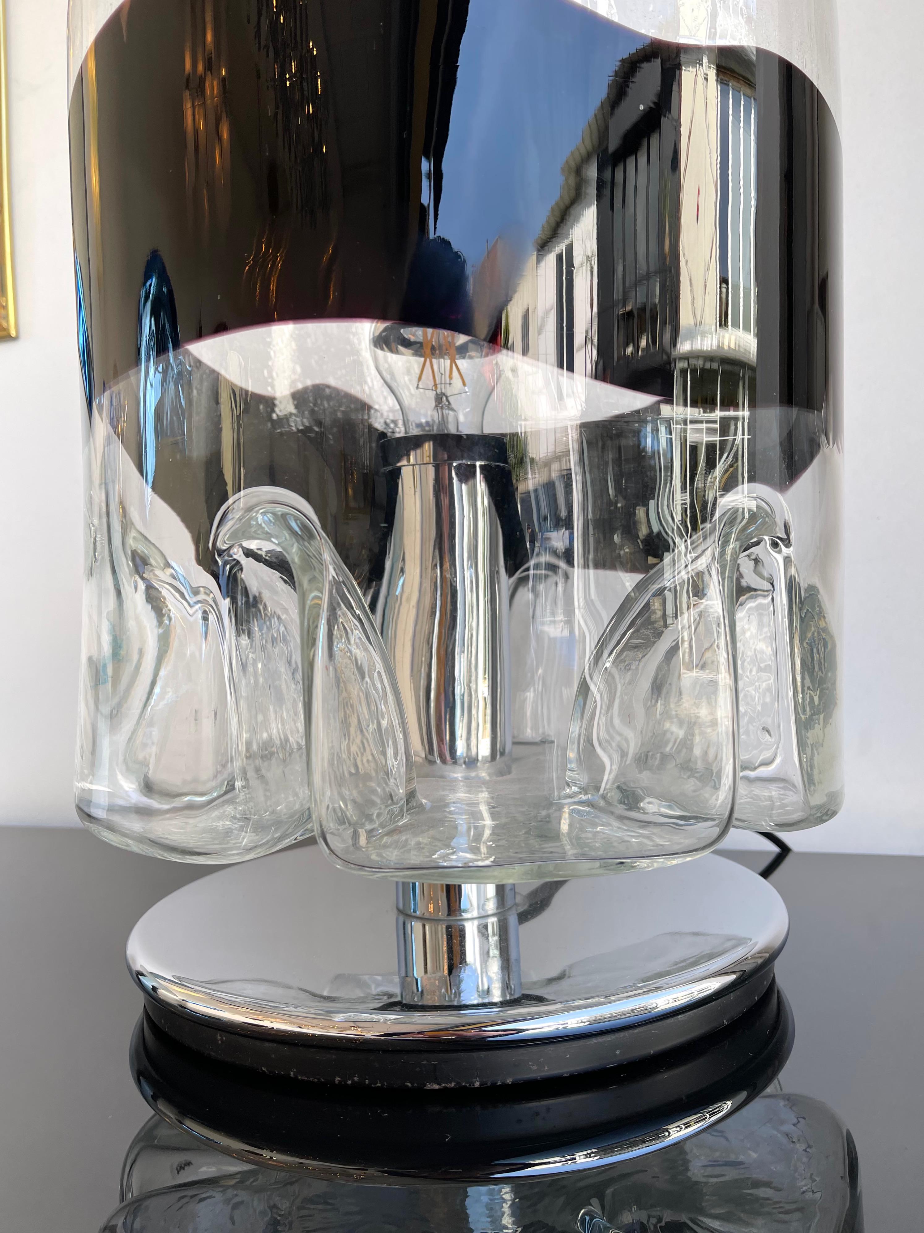 Très rare lampe de table, de bureau ou de sculpture en verre soufflé à bulles de Murano, bande noire avec des reflets violets par le maître verrier Toni Zuccheri pour la manufacture VeArt. Designs célèbres comme Carlo Aldo Nason pour Mazzega 1970,