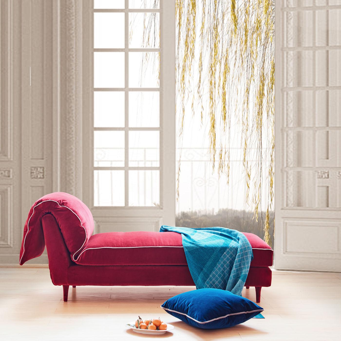 Ce lit de jour harmonieux et élégant, conçu par ddp Studio, propose un design cossu avec un coussin de dossier rabattable pour profiter de moments de détente authentiques. Reposant sur quatre pieds rembourrés, le design comprend un cadre en hêtre