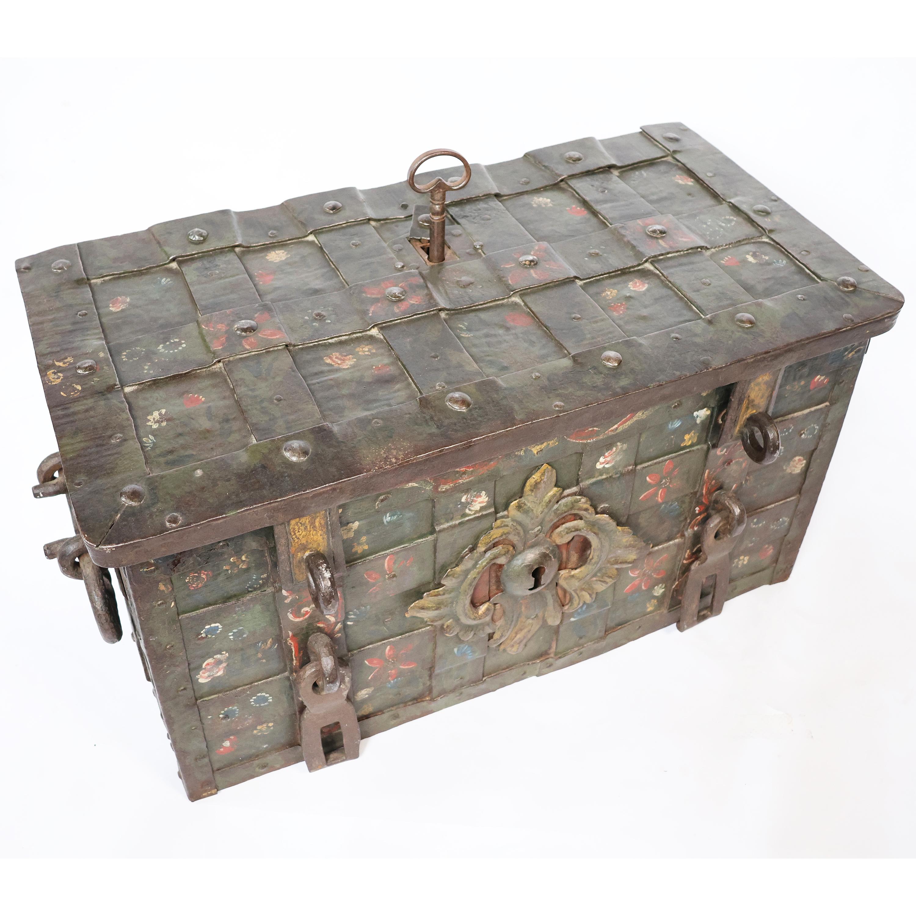 Arqueta de hierro forjado y chapa repujada, Alemania, S. XVII en Bueno estado para la venta en Brescia, IT