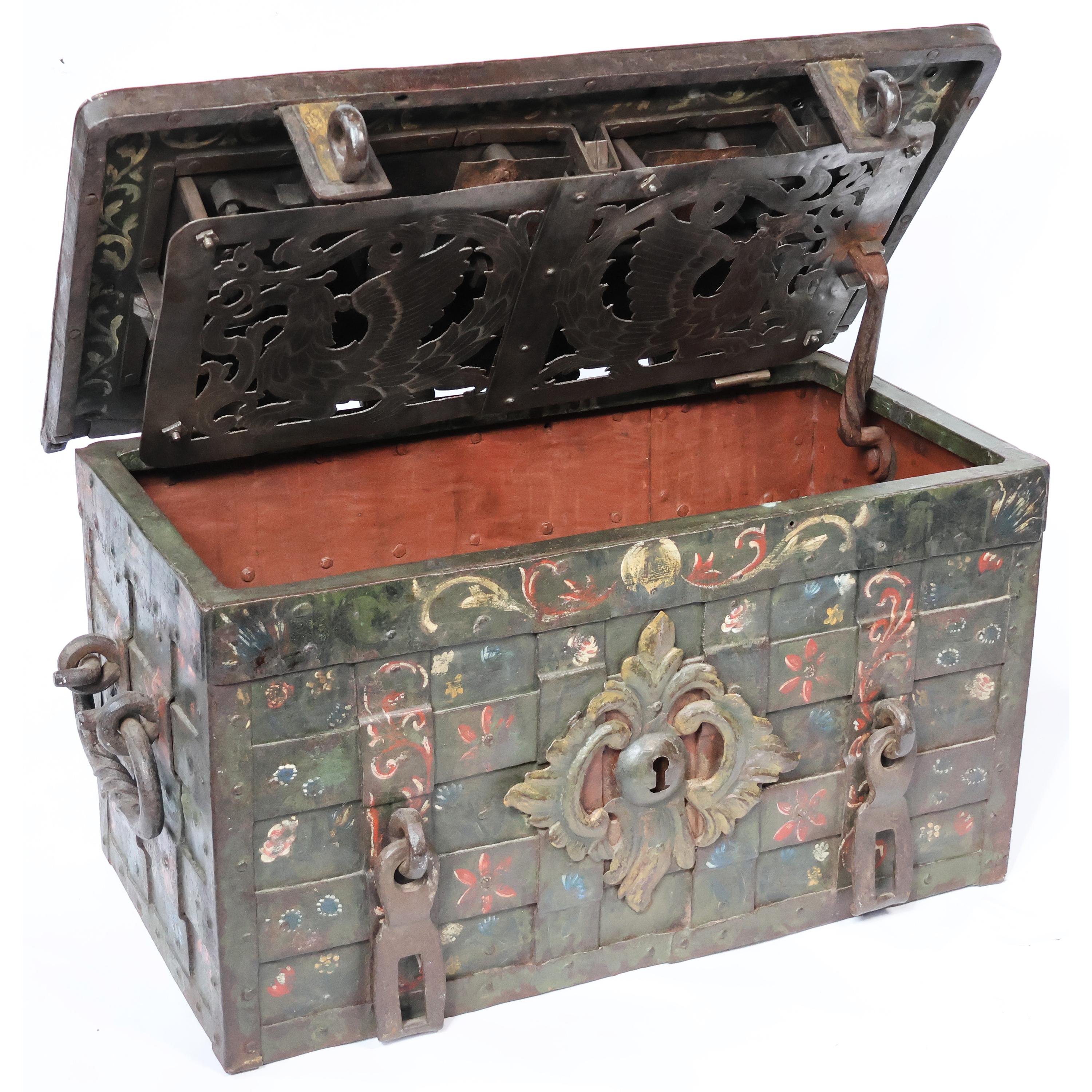 Arqueta de hierro forjado y chapa repujada, Alemania, S. XVII Hierro forjado en venta