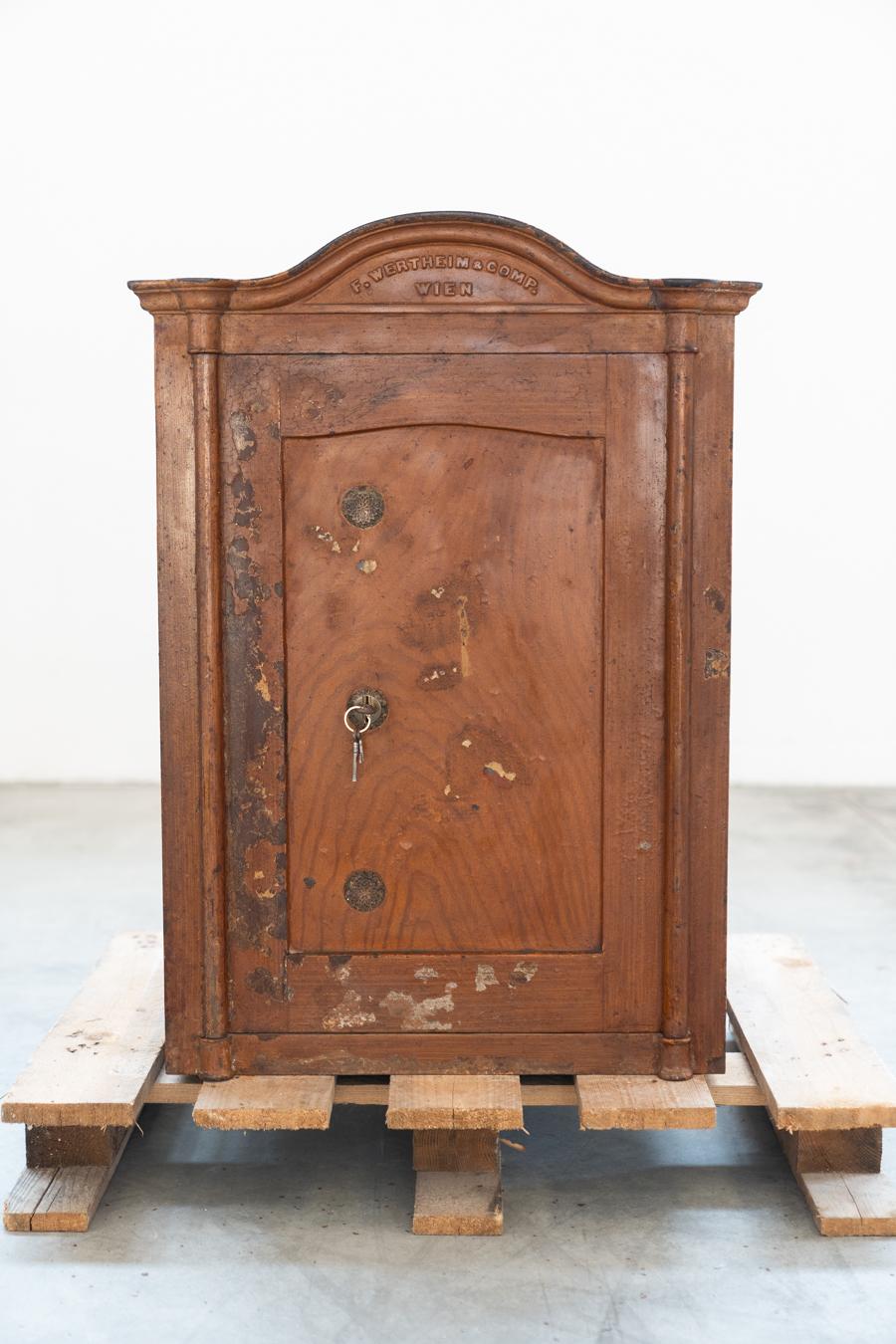 Austro-Hungarian period safe F. WERTHEIM & C. with key, 1800s
Style
Vintage
Periodo del design
Before 1890s
Production Period
Before 1890s
Year Manufactured
1800
Maker
Wertheim & C.
More information on the article
one side is missing a piece of