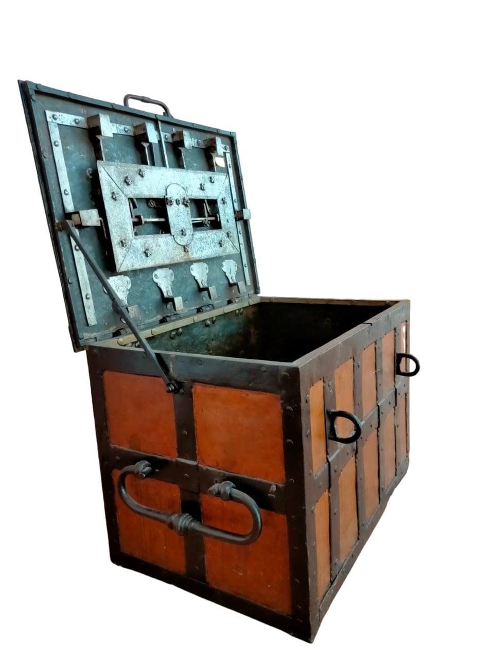 Antique chest safe from the 17th century In Good Condition For Sale In Cesena, FC