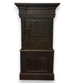 Tresor aus Nussbaumholz, eisenbeschlagen und mit Nieten verziert, Italien