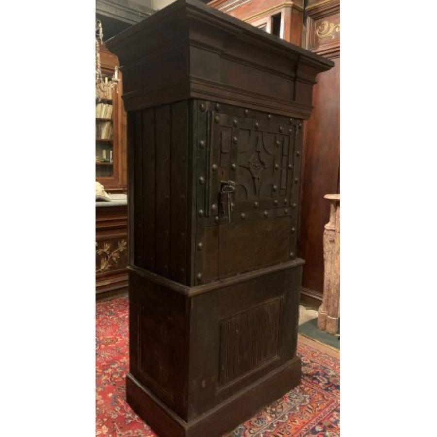 Walnut wood safe, iron-clad and decorated with studs, italy In Good Condition For Sale In Cuneo, Italy (CN)