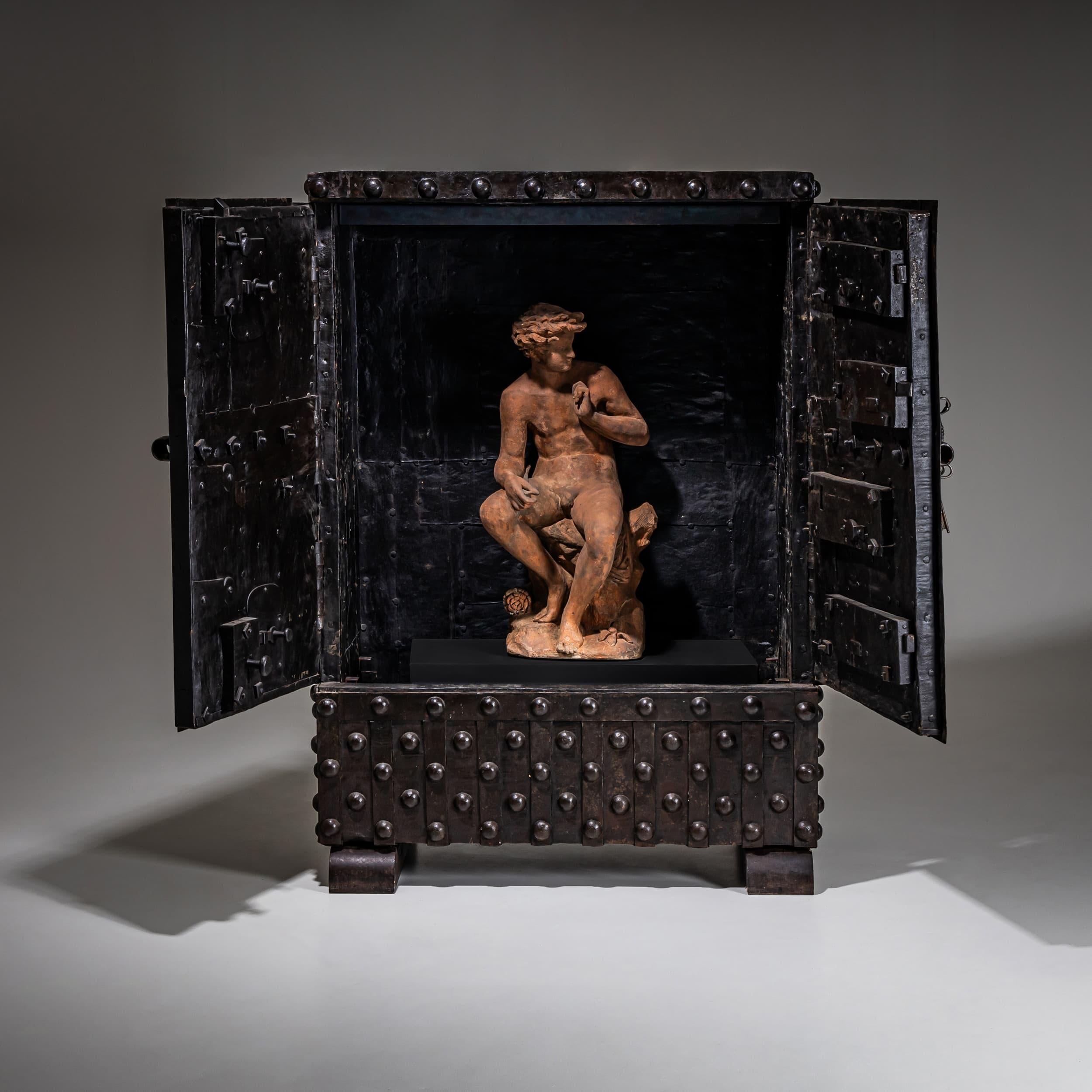 Große eiserne Cassaforte mit genieteten Beschlägen und Doppeltüren. Der Tresor ist mit einem ausgeklügelten Schließ- und Öffnungsmechanismus ausgestattet.