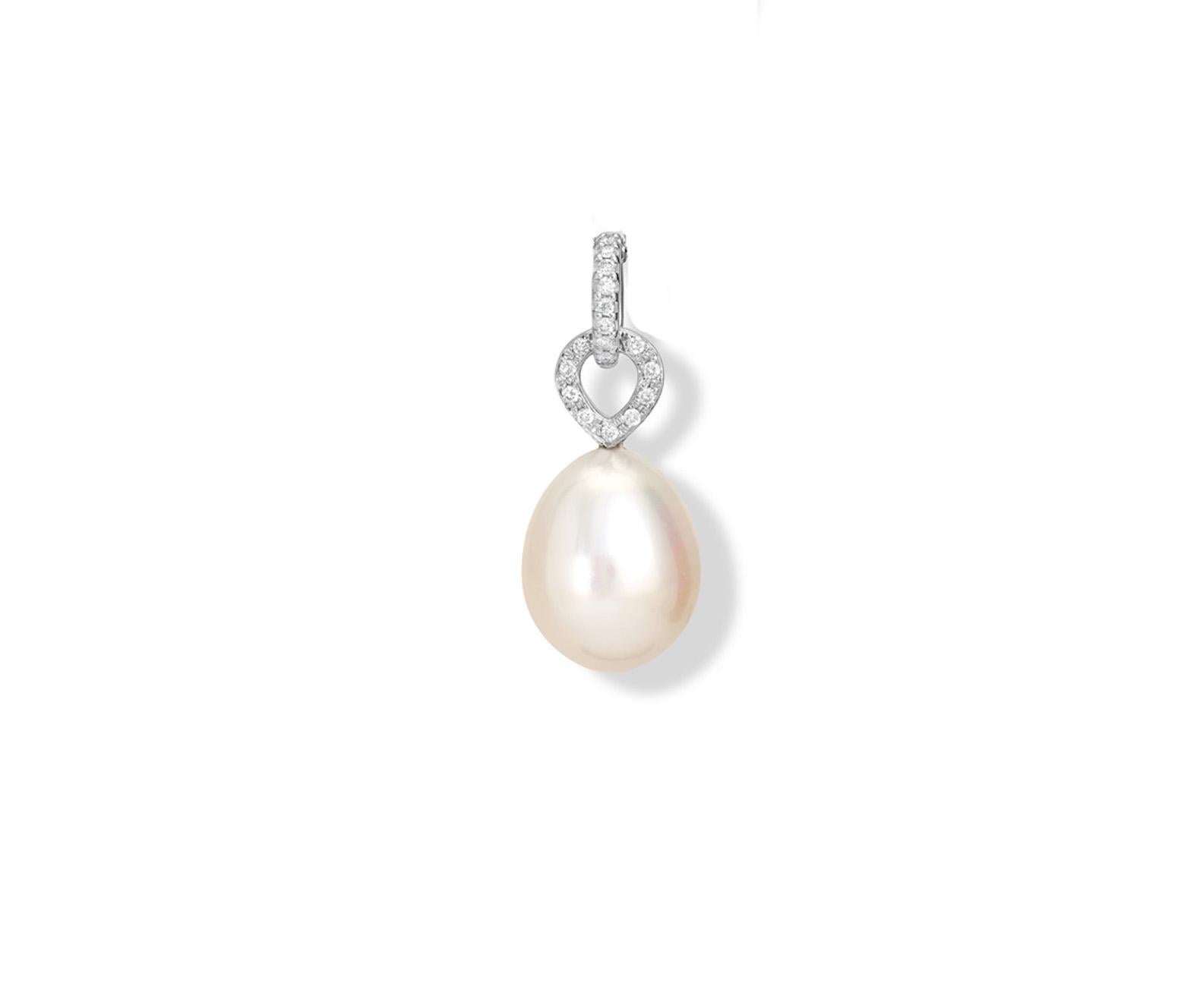 Octavia necklace pendant in 18 karat white gold and pave diamond with a very fine drop shaped freshwater pearl From Cassandra's Classic Collection.

Chains sold separately.