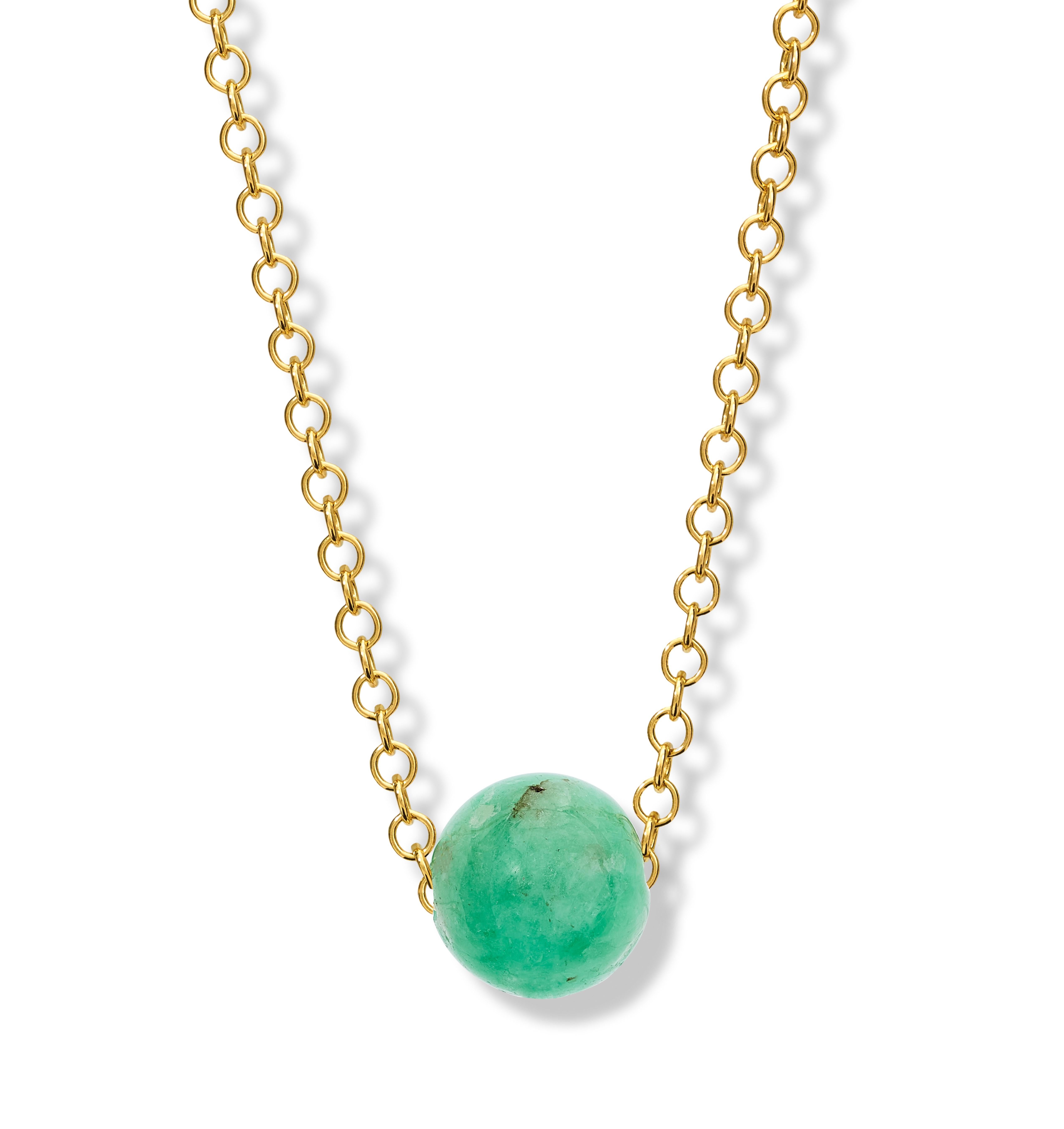 Pelota necklace in 9 carat yellow gold with an emerald 10mm bead. The bead is on a 16