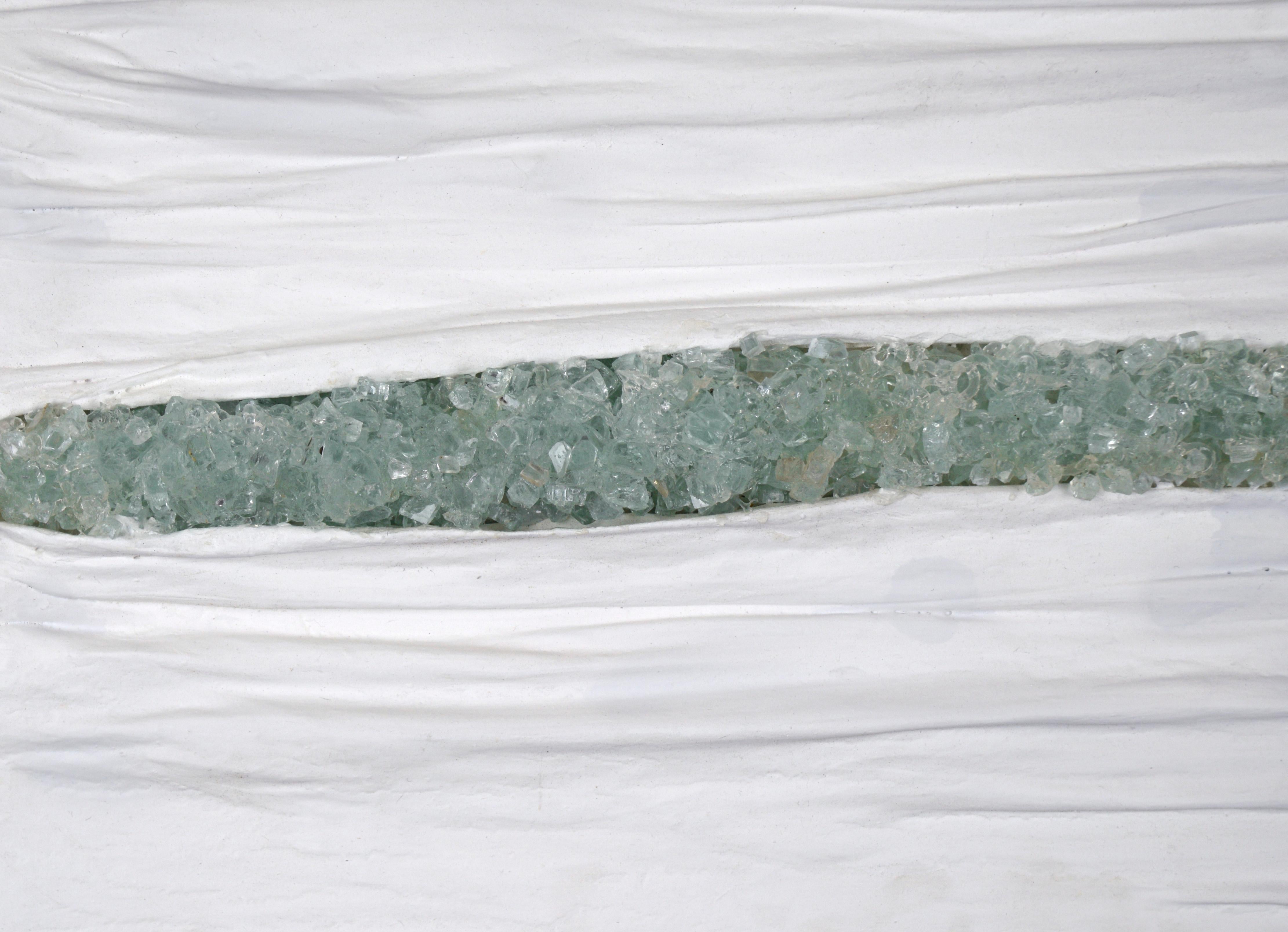 Glass River - Scultura da parete astratta con stoffa e vetro - Sculpture di Cassandra Jacobs