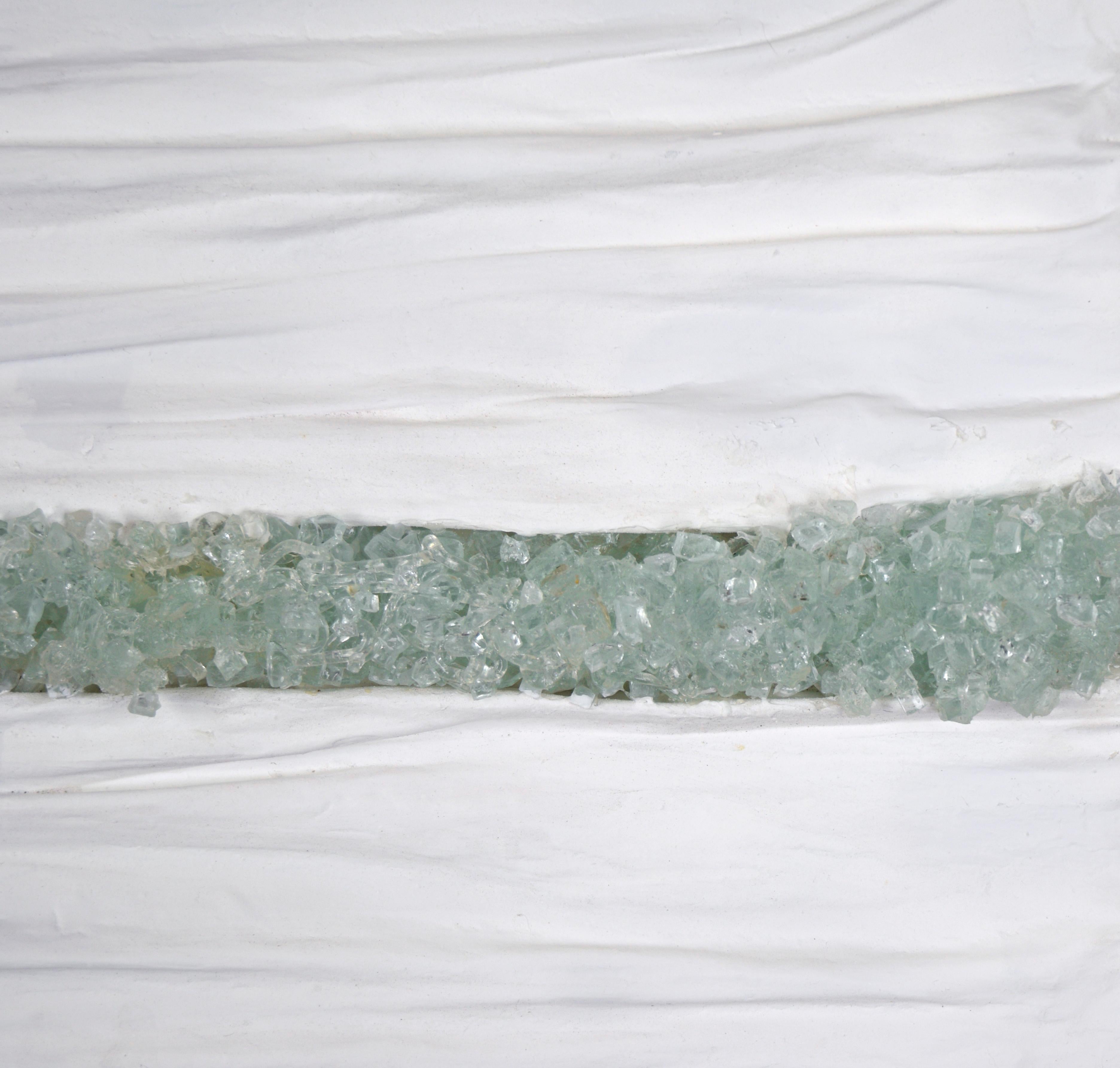 Glass River - Scultura da parete astratta con stoffa e vetro - Abstract Sculpture Grigio di Cassandra Jacobs