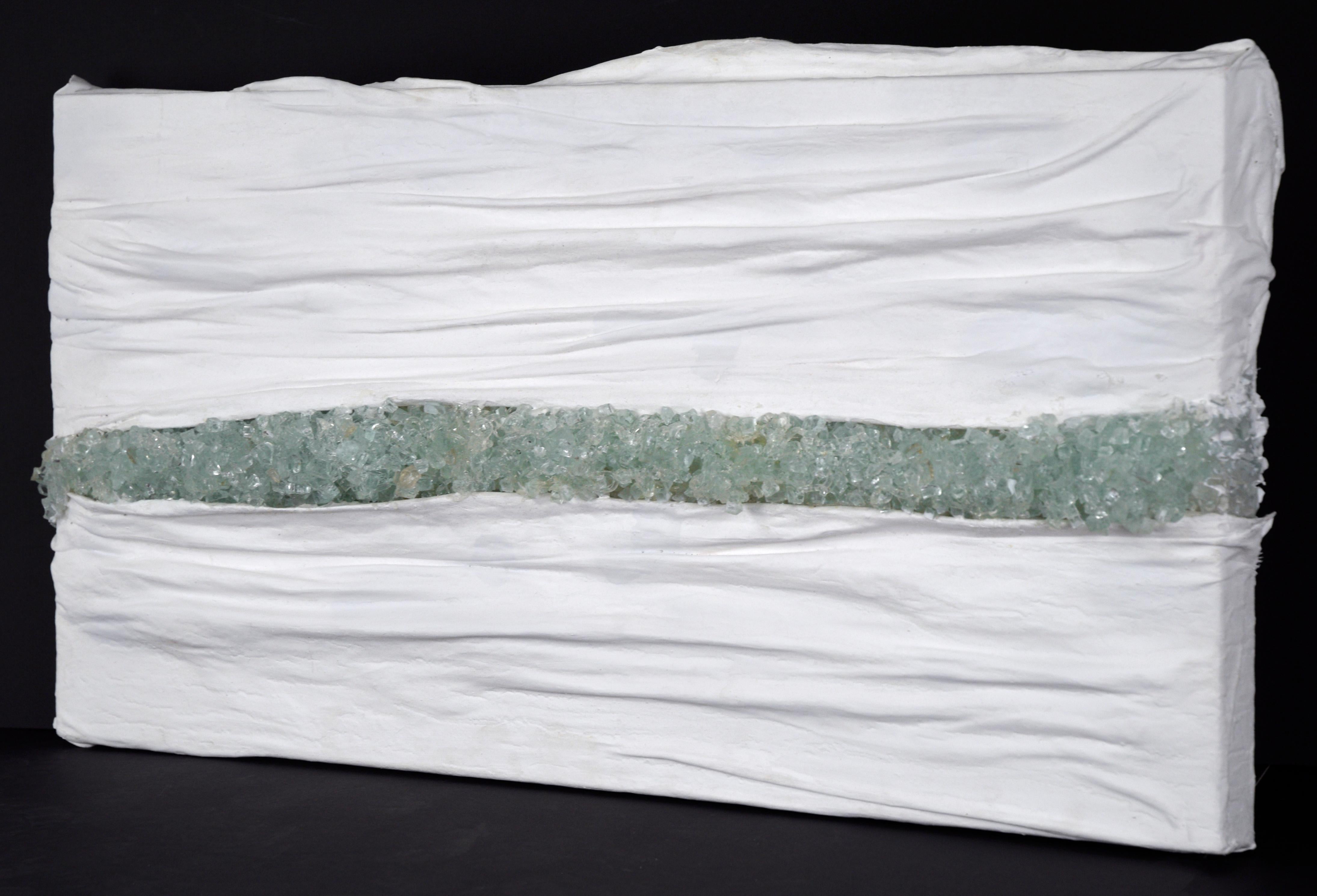 Glass River - Scultura da parete astratta con stoffa e vetro

Sculture astratte a parete di Cassandra Jacobs (americana, nata nel 1964). Questo pezzo presenta un intrigante gioco di materiali e texture, combinando gesso, tela di cotone e vetro.