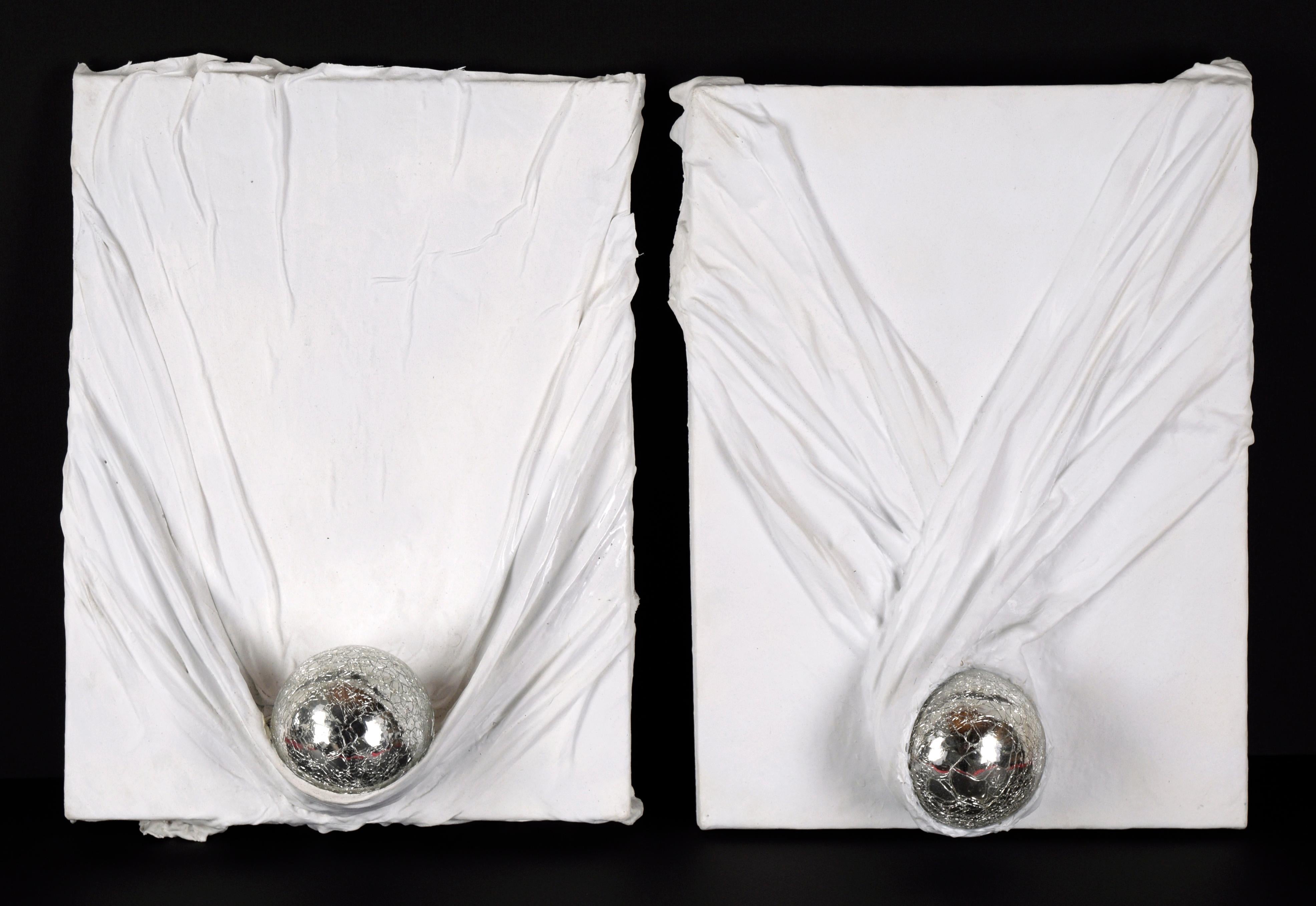 Wait, Weight - Abstrakte Wandskulptur mit reflektierenden Kugeln (Paar)