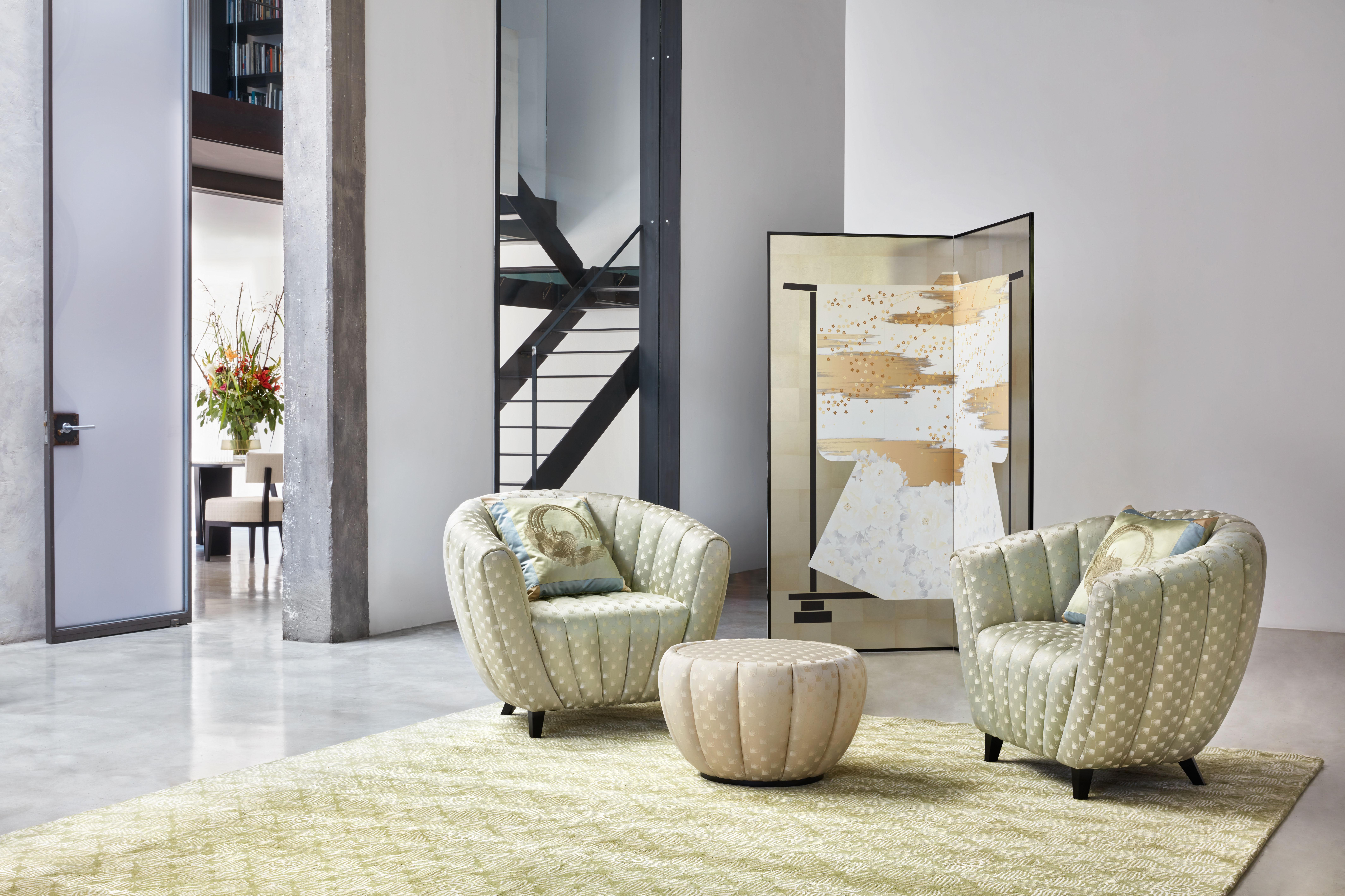 Este sillón desprende una elegante sofisticación, sobre todo cuando se coloca en pareja y se complementa con el puf Michelle para crear un armonioso rincón en el salón. La estructura de acero y madera contrachapada de color negro mate está acolchada