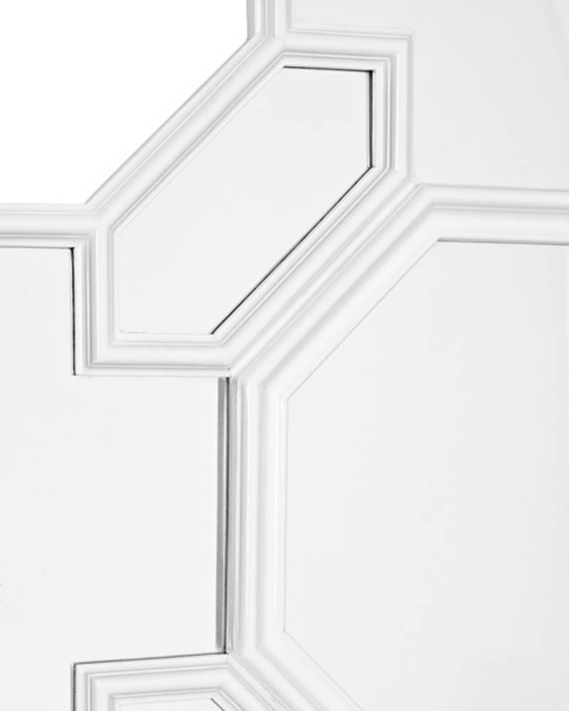 Mirror Cassandre with structure in white 
lacquered finish and with mirror glass.
Also available in black lacquered finish.
