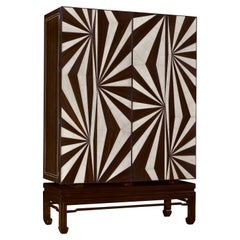 Cassano Armoire. Impiallacciatura in ebano e intarsi in osso con utensili essenziali per un bar