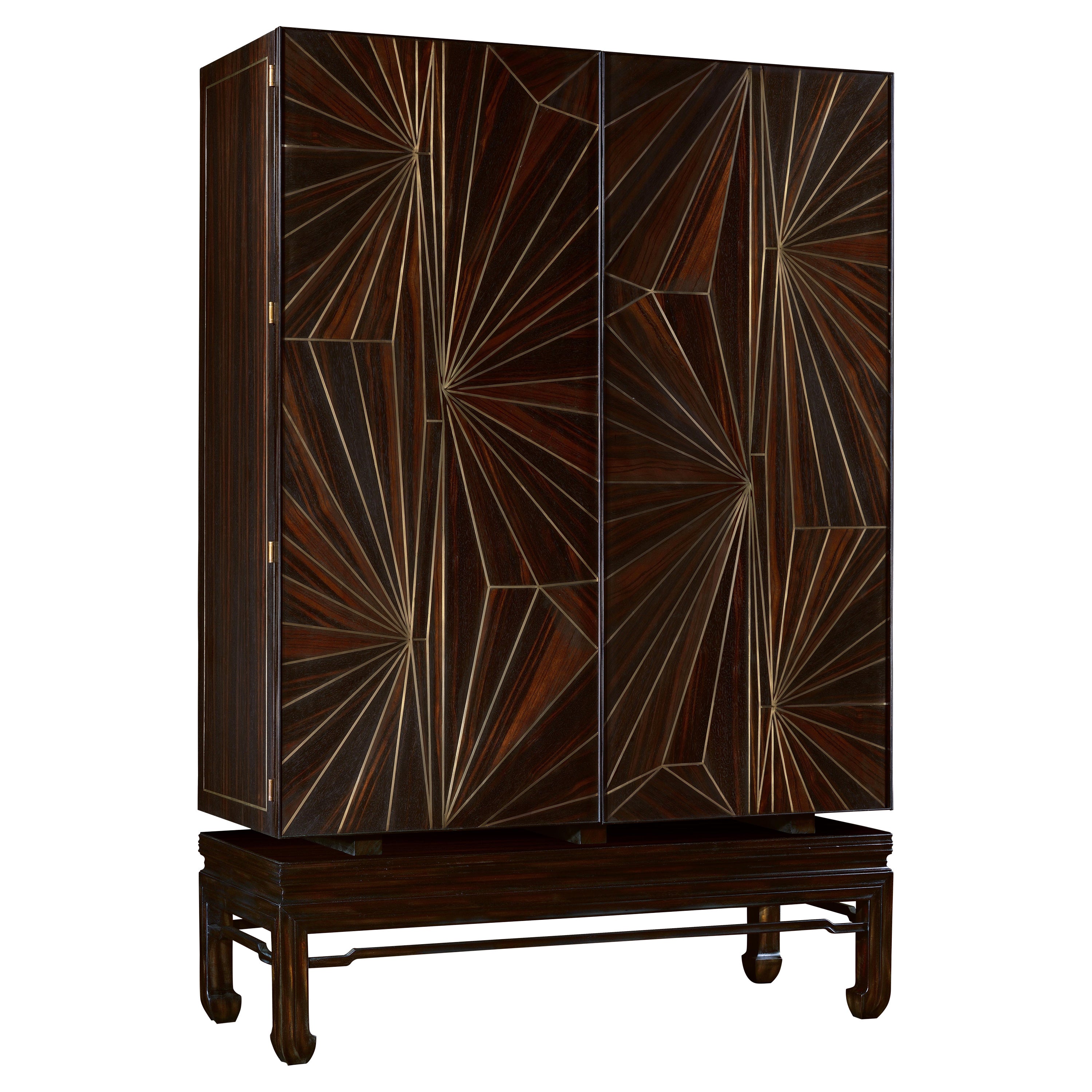 Cassano Armoire in ottone. Impiallacciatura in ebano e intarsi in ottone. Con utensili da bar