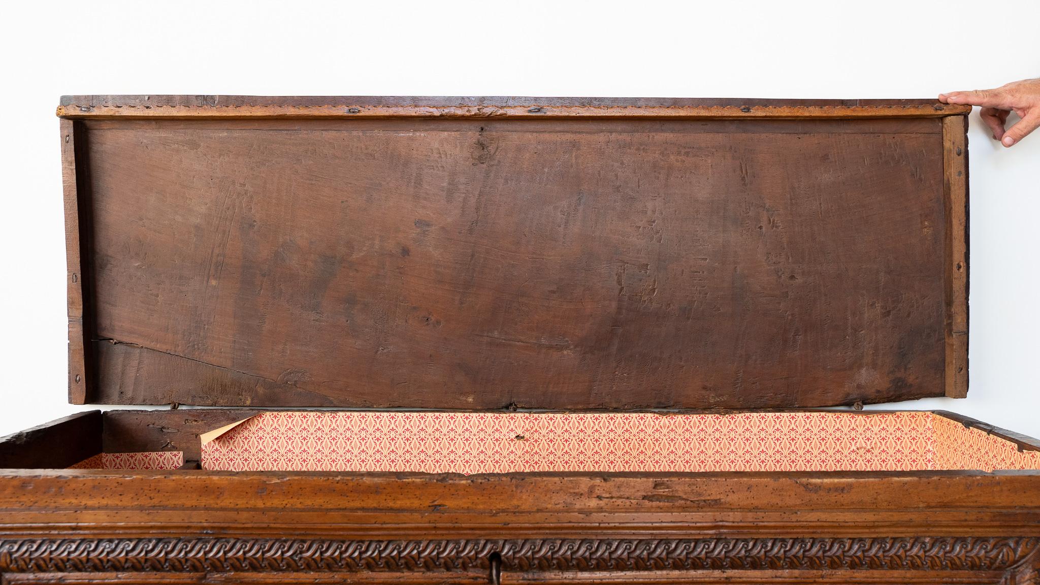 Antique Venetian walnut chest 5