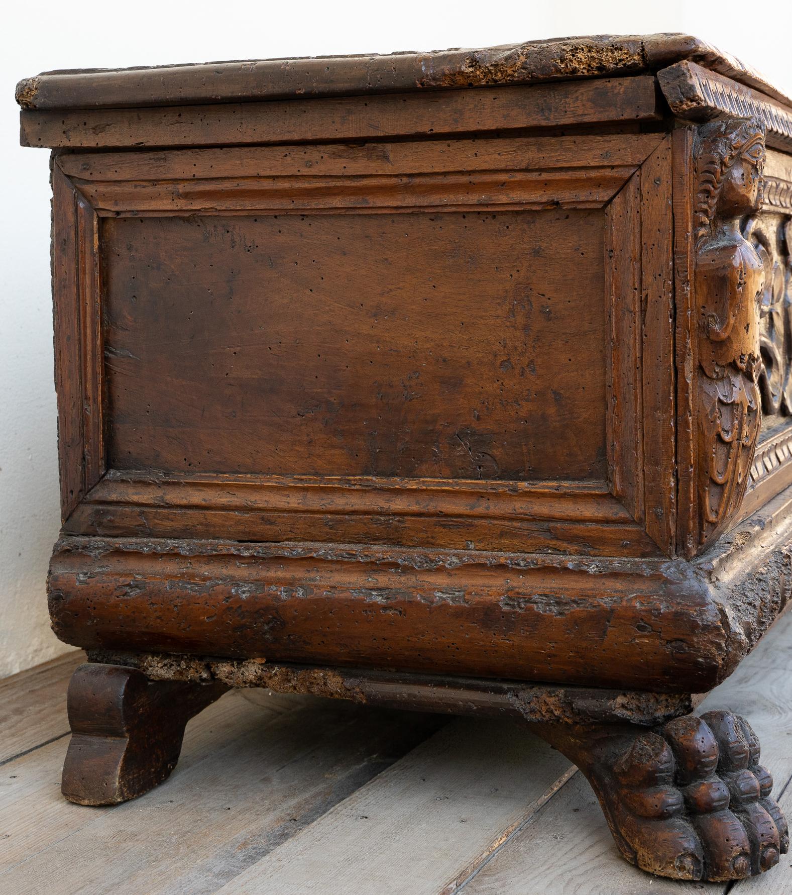 Coffre ancien en noyer vénitien en vente 7