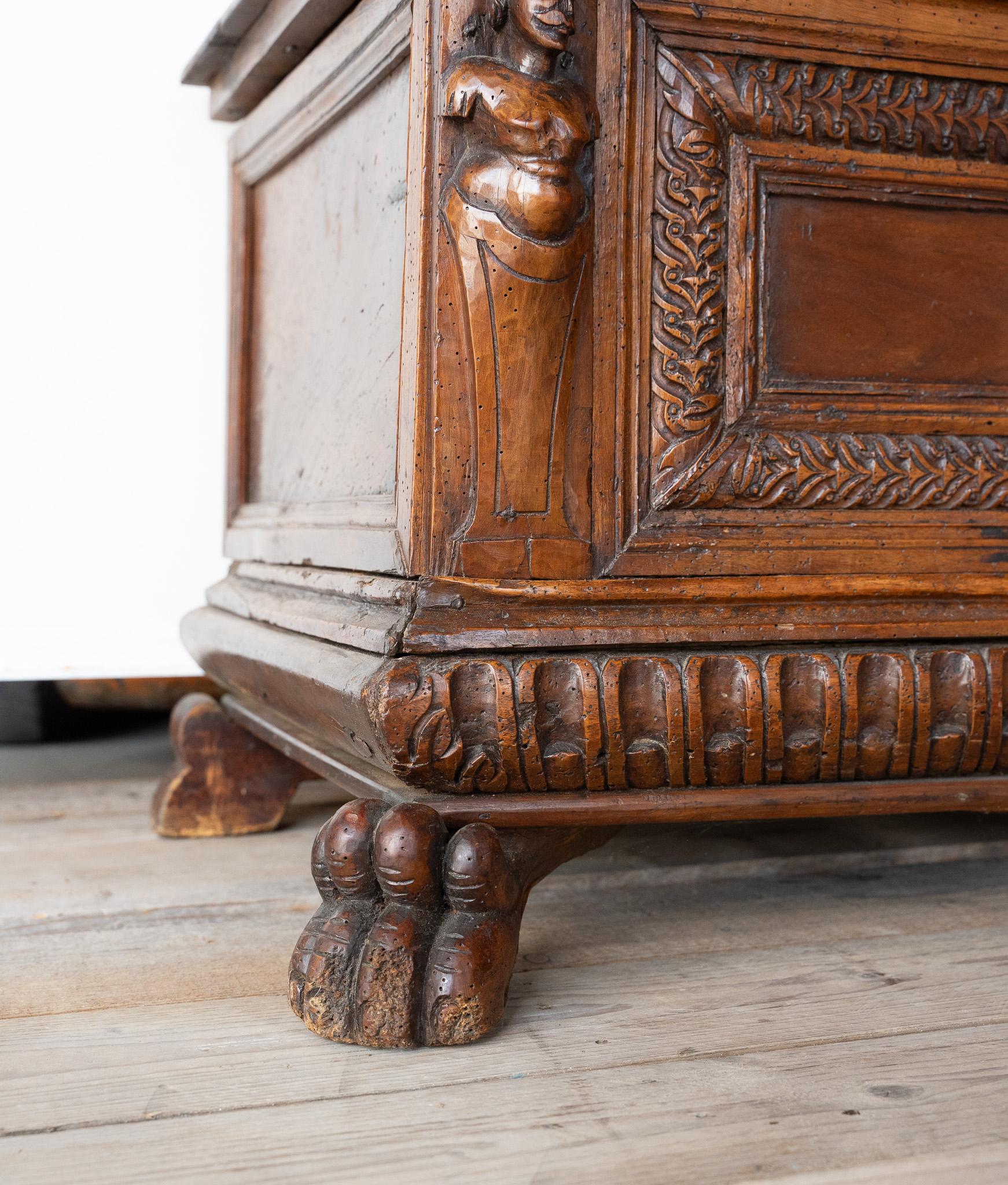 Antique Venetian walnut chest
Epoch: late 1500s
Provenienza: Venezia
Dimensions: 150x53x56h cm
Condition: Very good condition
Description: Splendid Venetian walnut chest, dating from the late 1500s, early 1600s. Coming from Venice, it features