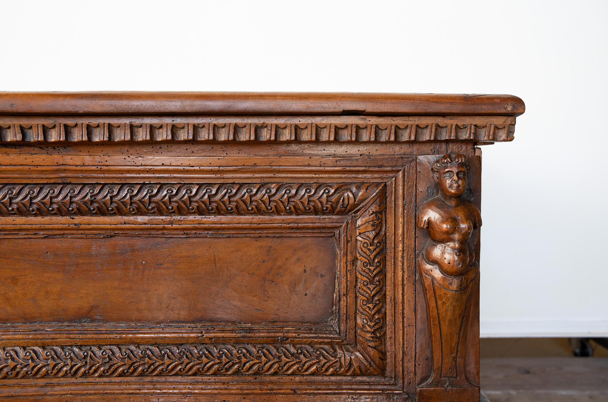 Other Antique Venetian walnut chest