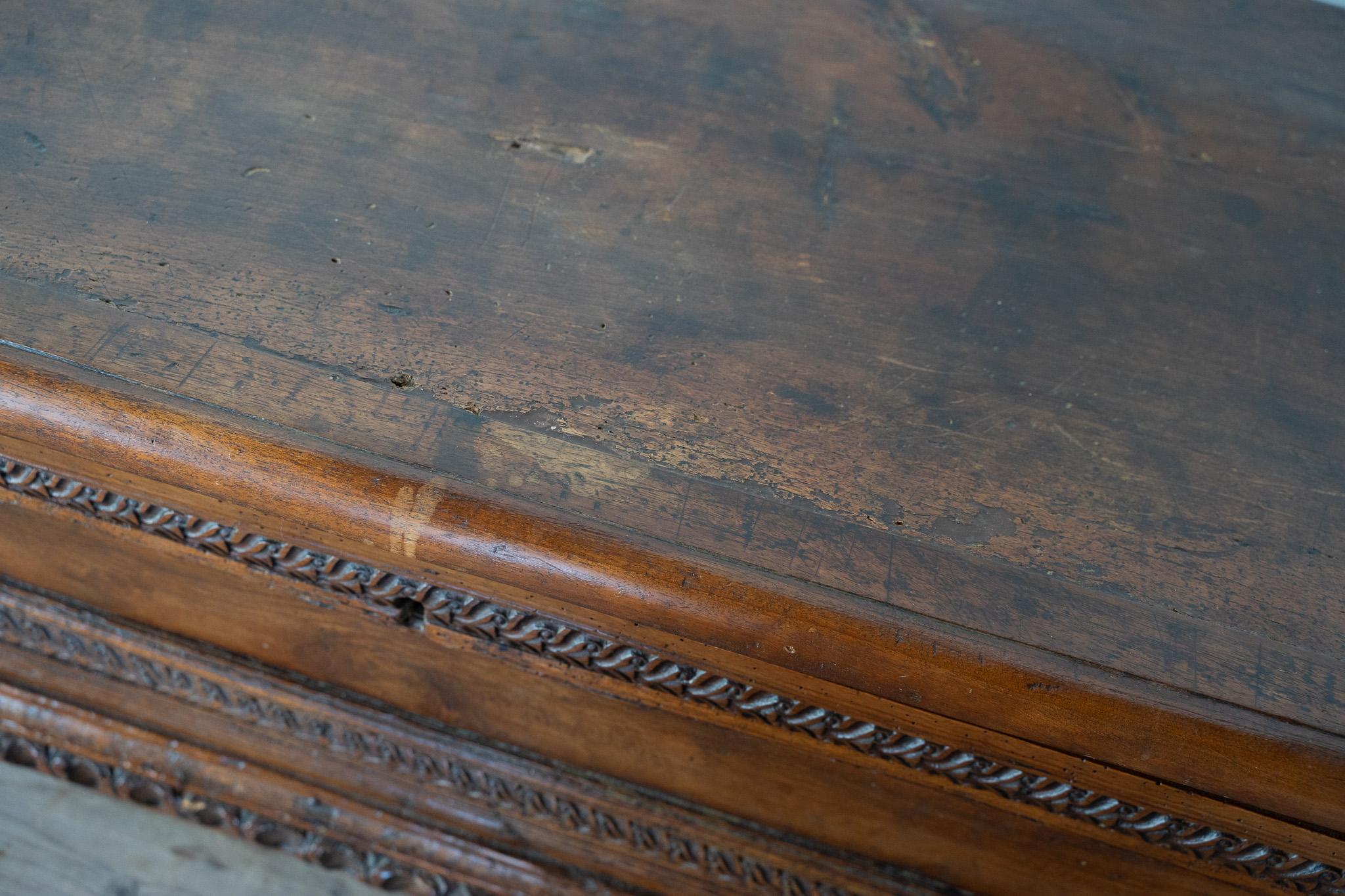 Wood Antique Venetian walnut chest