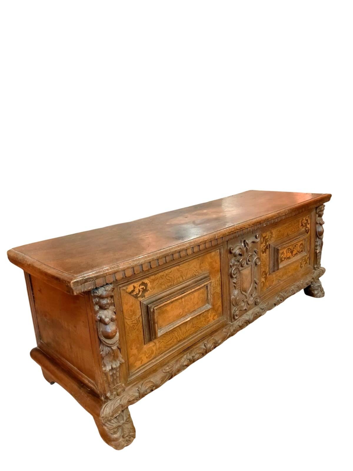 Baroque Chest in Solid Walnut - 17th century
Era: 1600s

Magnificent high-quality Baroque chest made entirely of solid walnut. This valuable antique piece of furniture, originating from Bergamo, is an excellent example of craftsmanship from the
