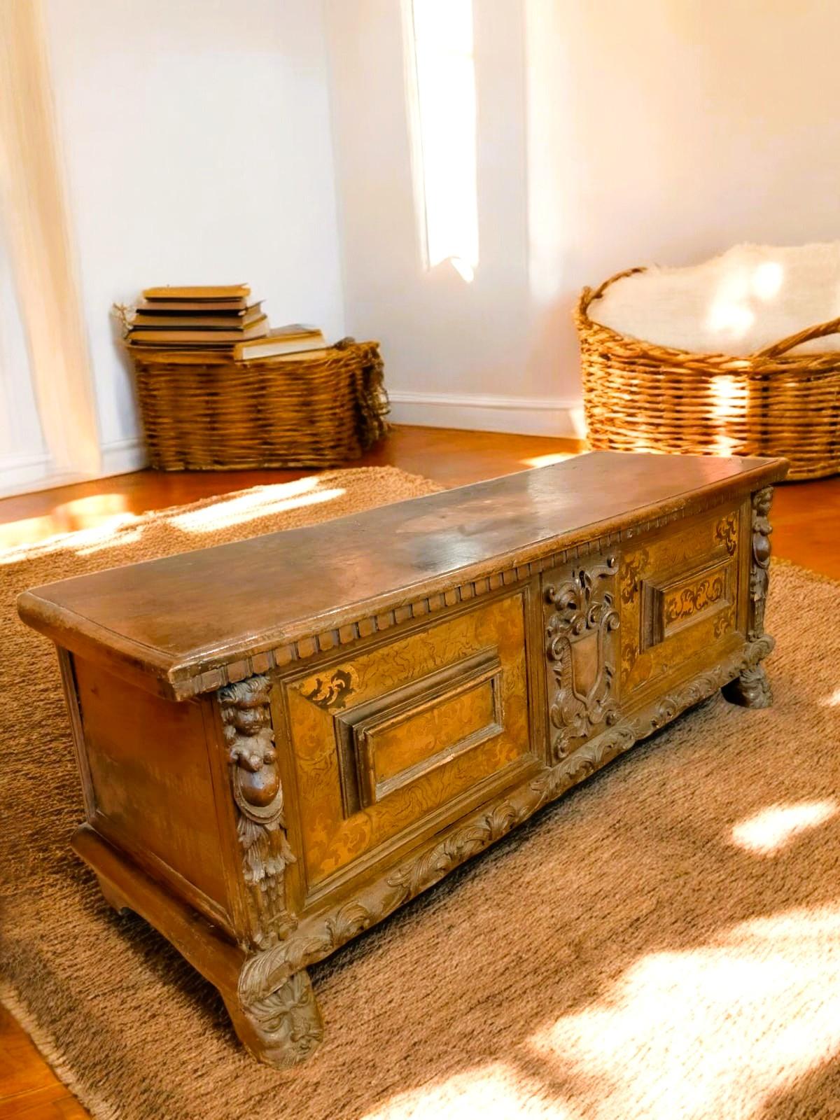 Italian Baroque Chest in Solid Walnut - 17th century For Sale