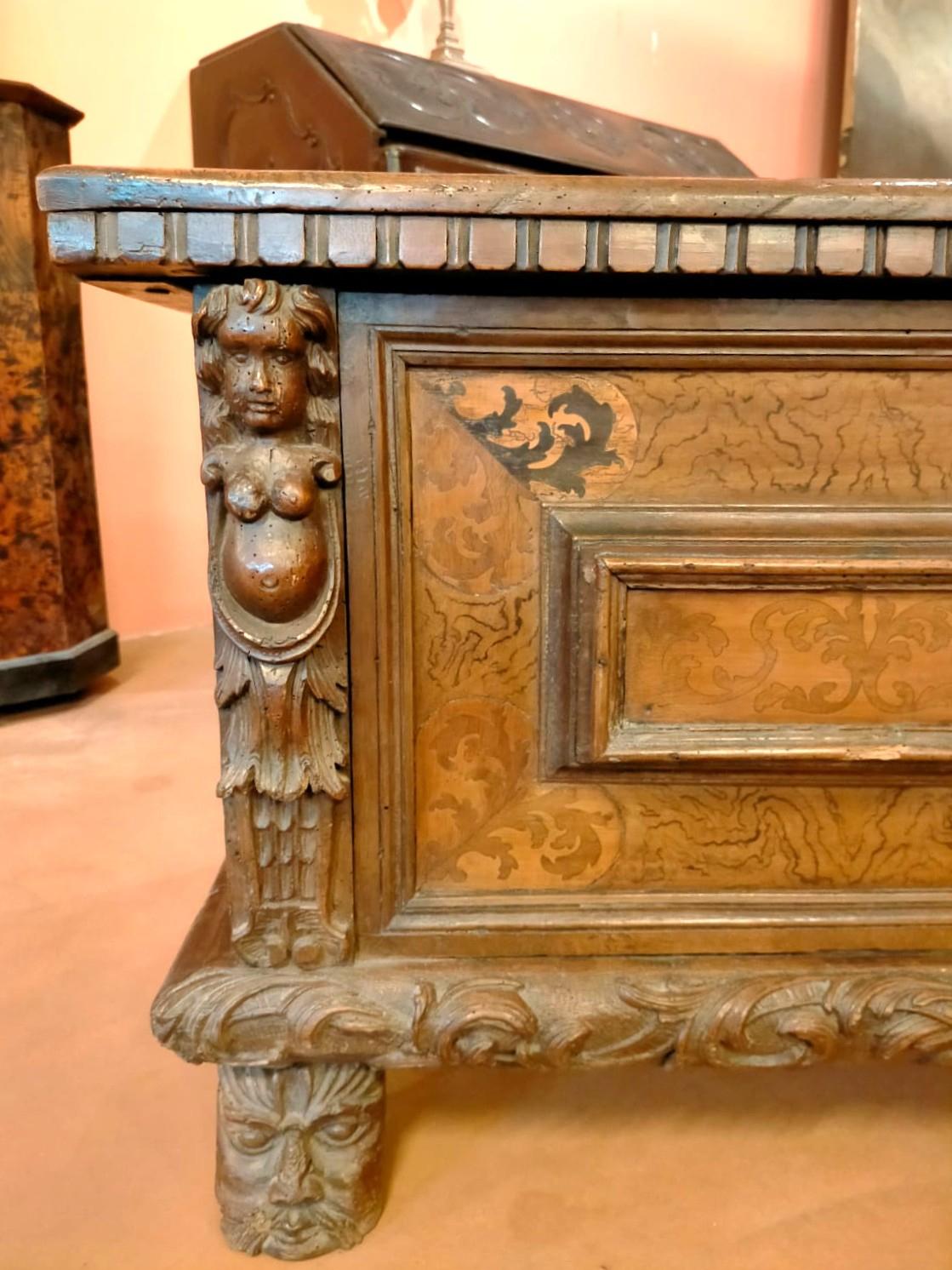 18th Century and Earlier Baroque Chest in Solid Walnut - 17th century For Sale