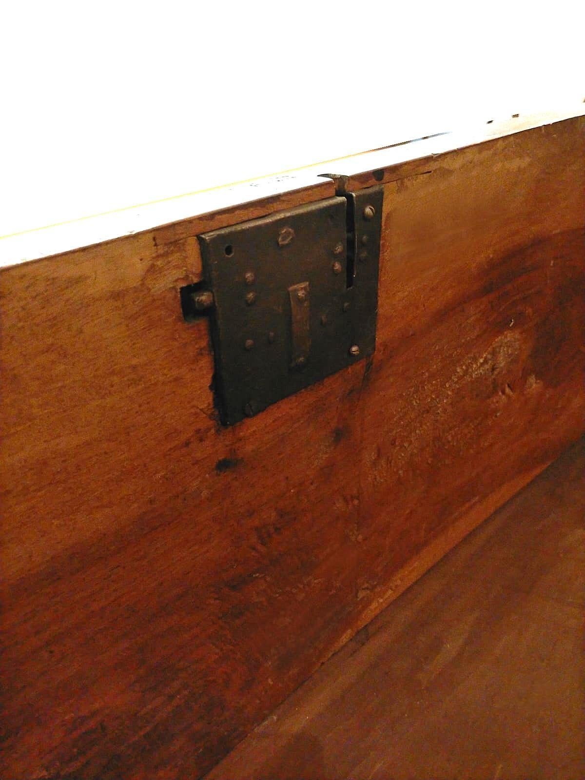 Baroque Chest in Solid Walnut - 17th century For Sale 1