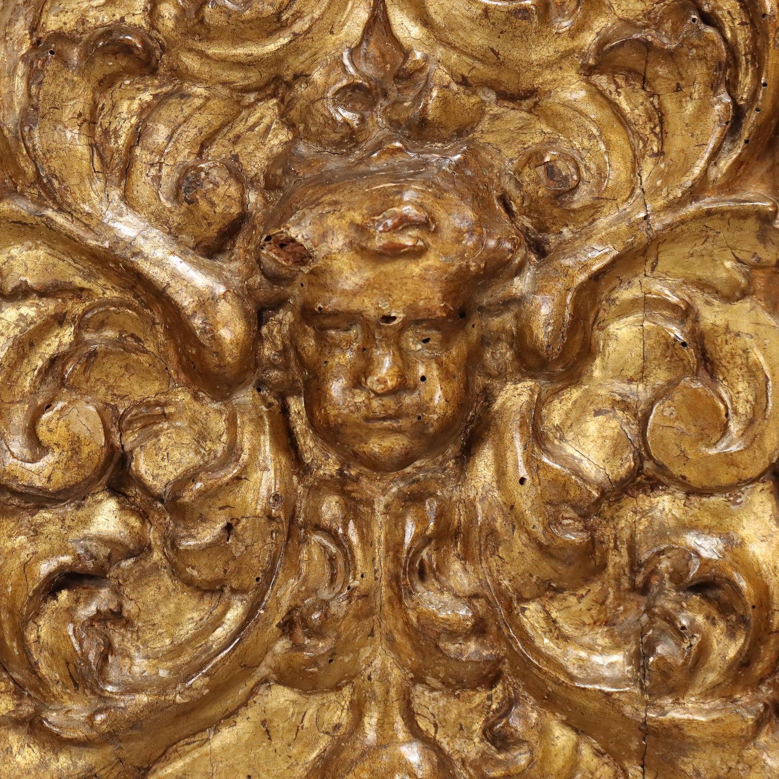 Sculpté Coffre en bois sculpté et doré Italie 19ème siècle en vente